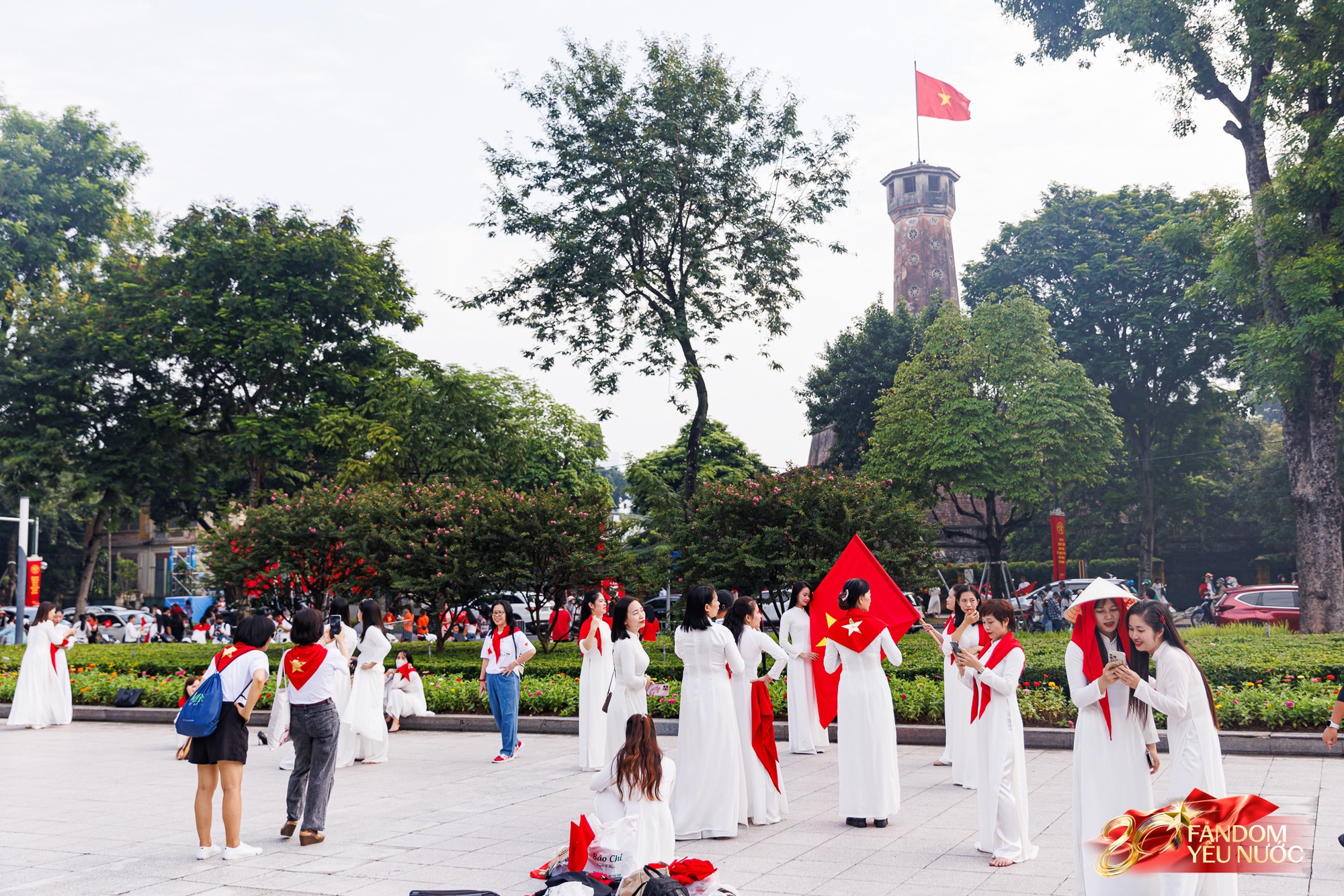 Hàng nghìn người dân hò reo khi biên đội 10 chiếc trực thăng kéo cờ Đảng, cờ Tổ quốc bay qua Quảng trường Ba Đình- Ảnh 24.