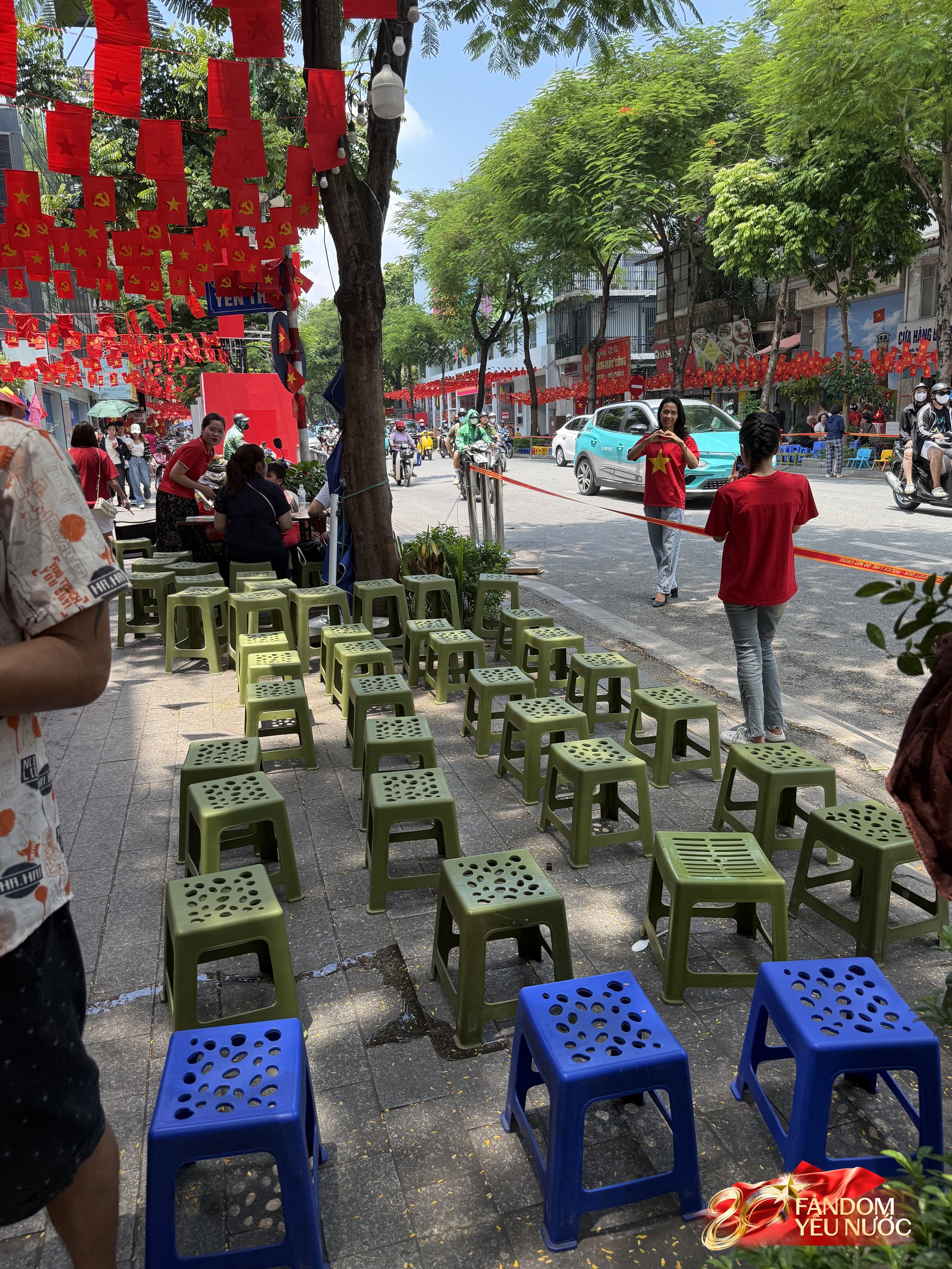 Nhiều hàng quán cho thuê ghế xem diễu binh: 20k-30k/ghế view "sát sạt" đường đi, nhiều khách đặt sẵn cả khu - Ảnh 11. Nhiều hàng quán cho thuê ghế xem diễu binh: 20k-30k/ghế view "sát sạt" đường đi, nhiều khách đặt sẵn cả khu - Ảnh 11.
