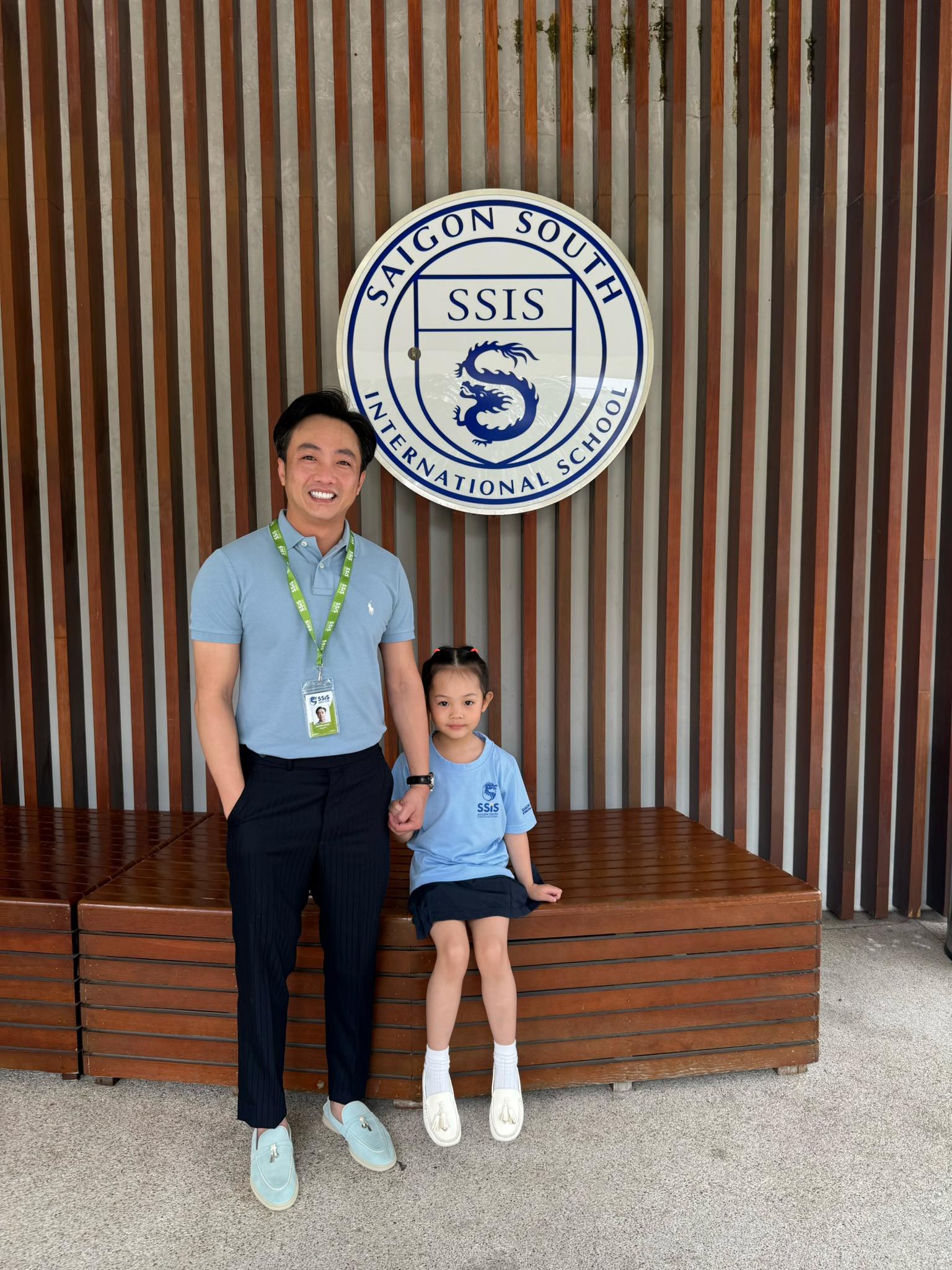 Cả nhà Cường Đô La chuộng áo của giới thượng lưu: Logo bé xíu mà mặc lên sang cỡ này- Ảnh 1. Cả nhà Cường Đô La chuộng áo của giới thượng lưu: Logo bé xíu mà mặc lên sang cỡ này- Ảnh 1.