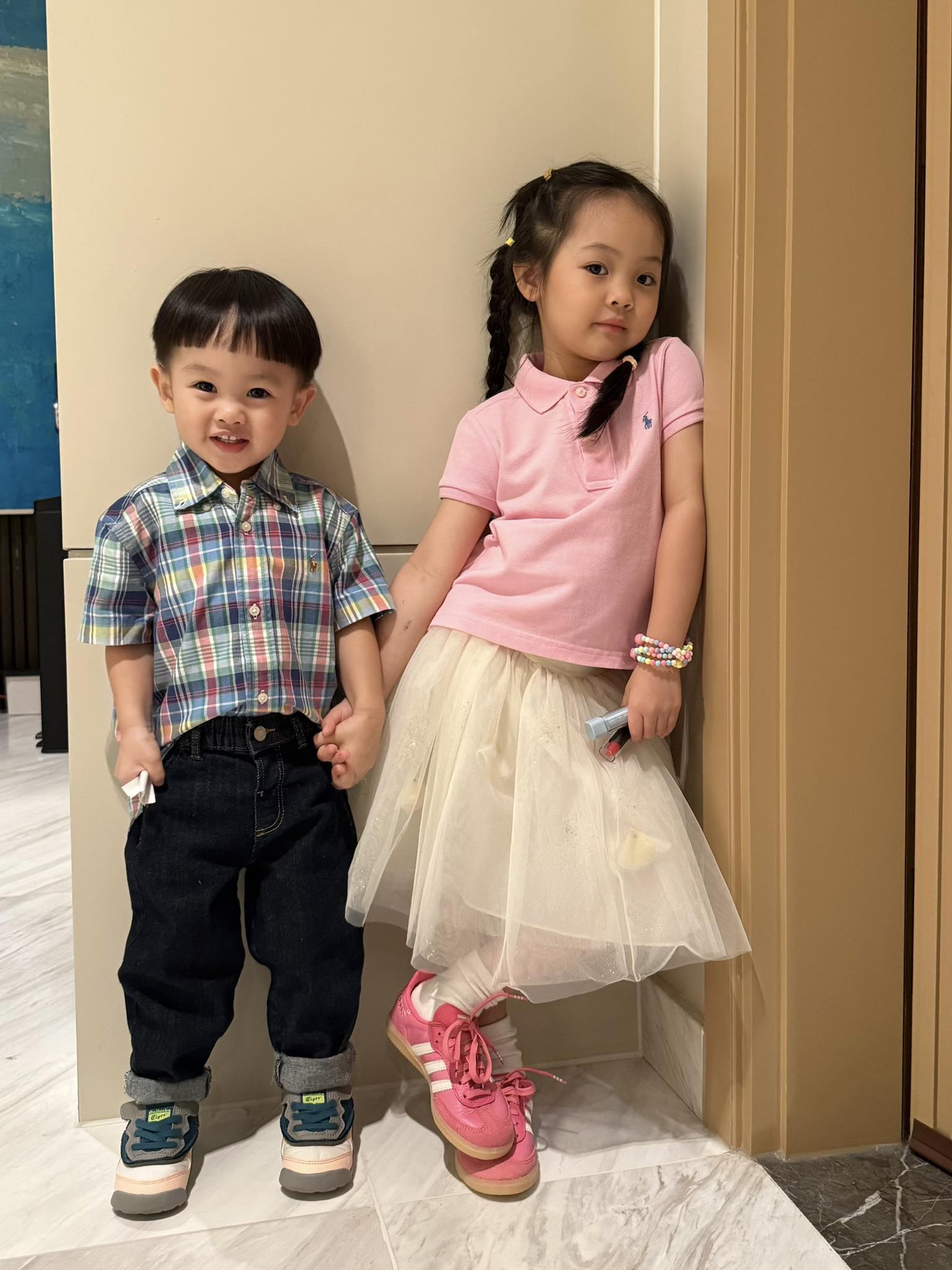 Cả nhà Cường Đô La chuộng áo của giới thượng lưu: Logo bé xíu mà mặc lên sang cỡ này- Ảnh 7. Cả nhà Cường Đô La chuộng áo của giới thượng lưu: Logo bé xíu mà mặc lên sang cỡ này- Ảnh 7.