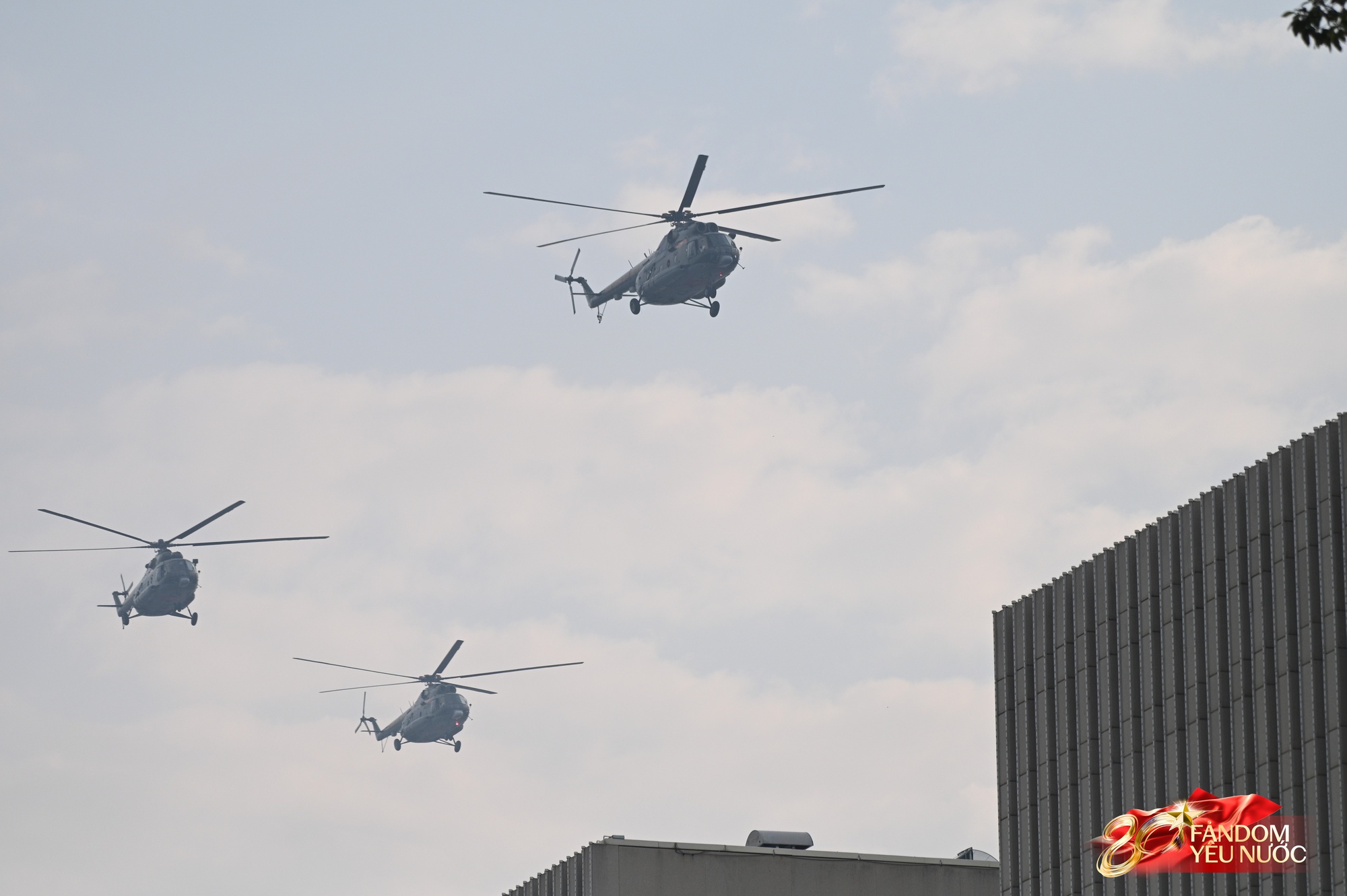 Hàng nghìn người dân hò reo khi biên đội 10 chiếc trực thăng kéo cờ Đảng, cờ Tổ quốc bay qua Quảng trường Ba Đình- Ảnh 29.