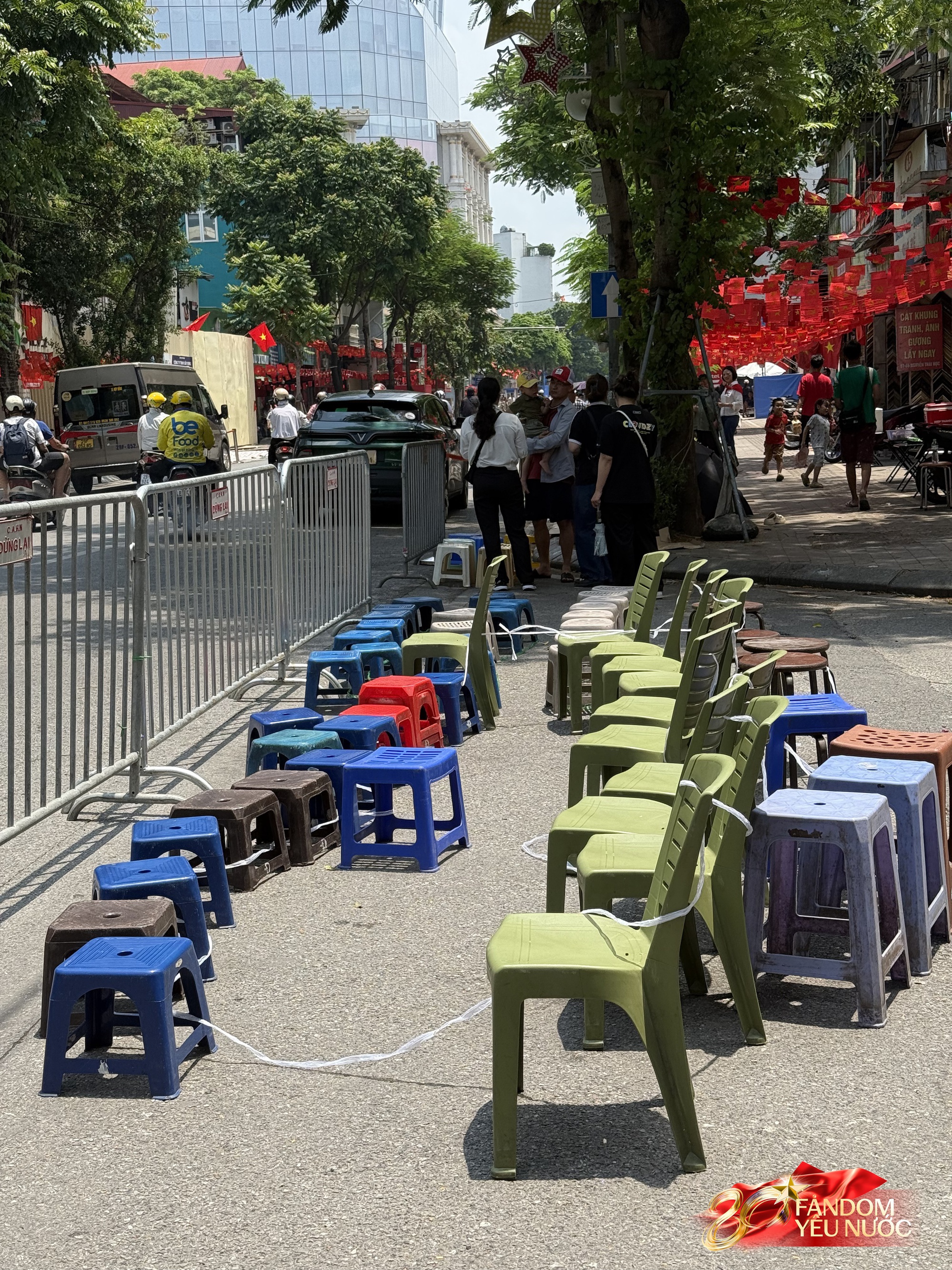 Nhiều hàng quán cho thuê ghế xem diễu binh: 20k-30k/ghế view "sát sạt" đường đi, nhiều khách đặt sẵn cả khu - Ảnh 9. Nhiều hàng quán cho thuê ghế xem diễu binh: 20k-30k/ghế view "sát sạt" đường đi, nhiều khách đặt sẵn cả khu - Ảnh 9.