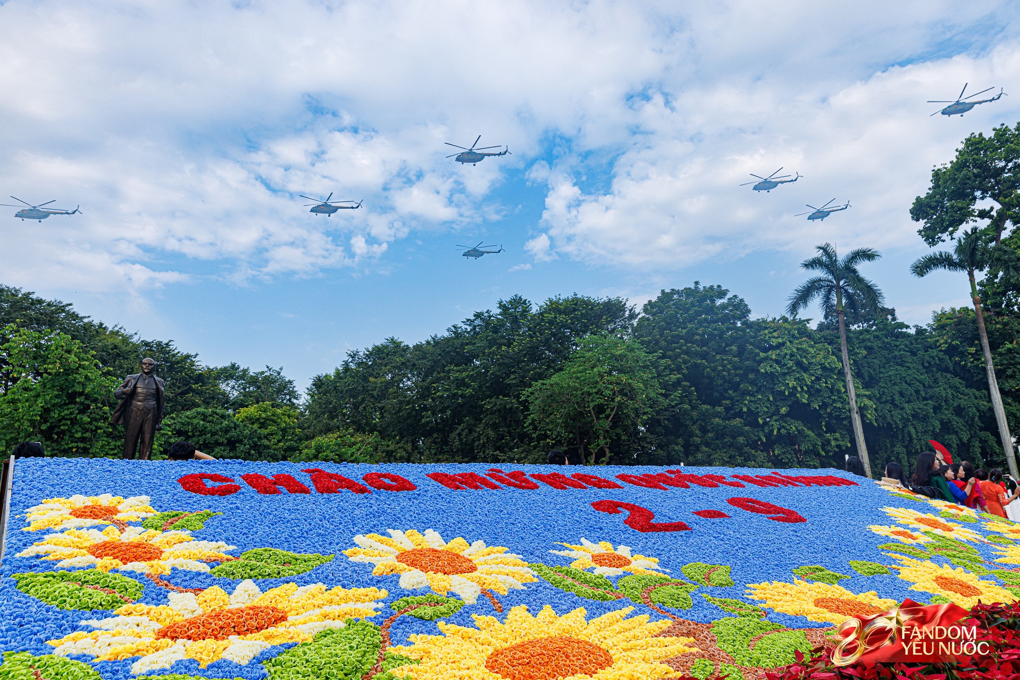 Hàng nghìn người dân hò reo khi biên đội 10 chiếc trực thăng kéo cờ Đảng, cờ Tổ quốc bay qua Quảng trường Ba Đình- Ảnh 26.