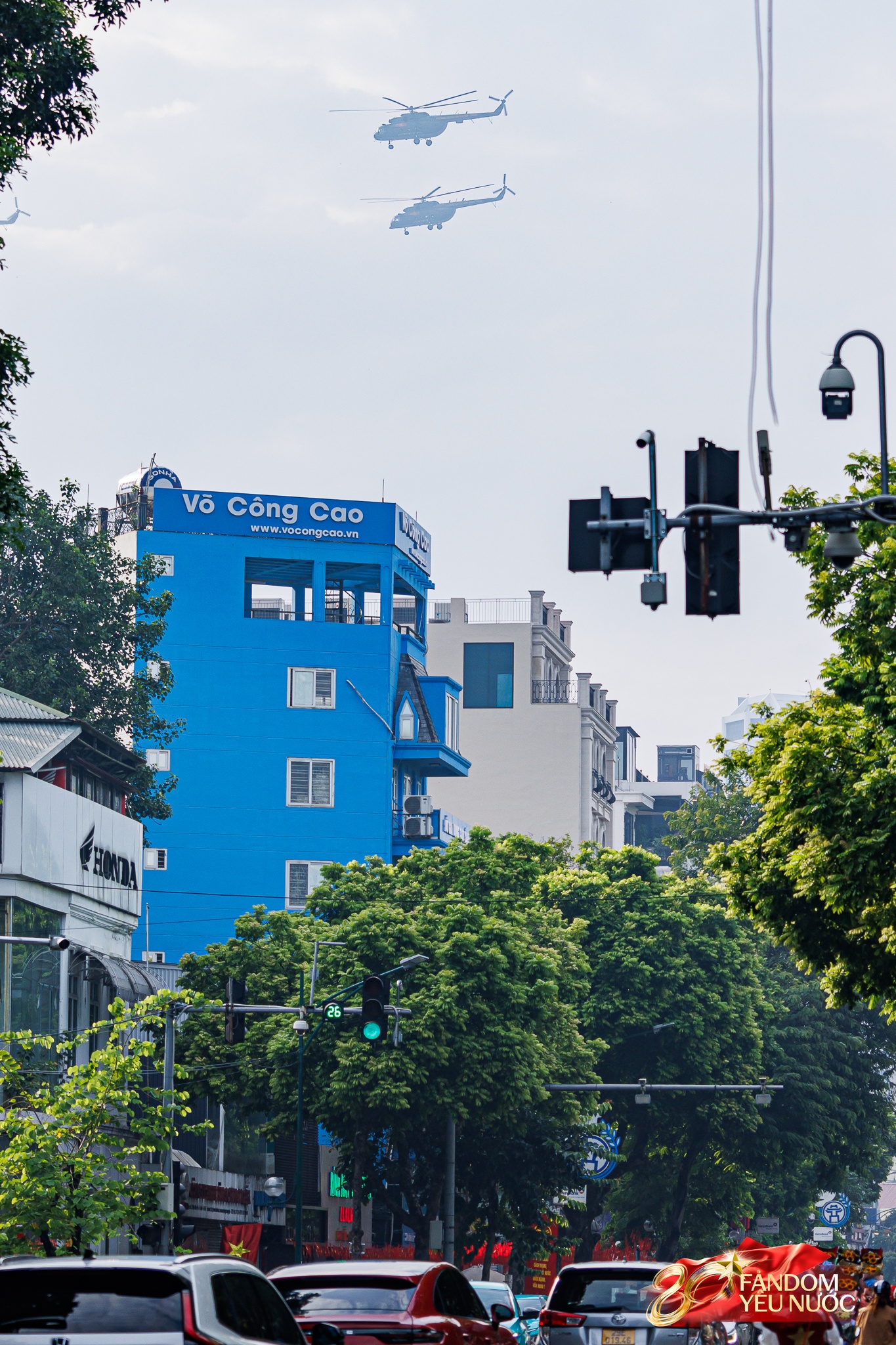 Hàng nghìn người dân hò reo khi biên đội 10 chiếc trực thăng kéo cờ Đảng, cờ Tổ quốc bay qua Quảng trường Ba Đình- Ảnh 27.