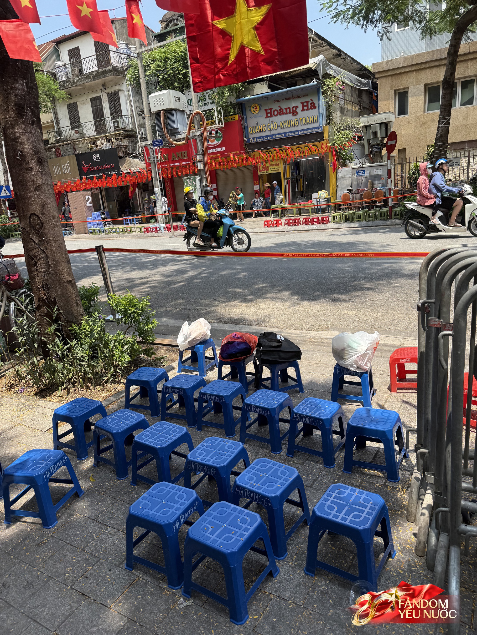 Nhiều hàng quán cho thuê ghế xem diễu binh: 20k-30k/ghế view "sát sạt" đường đi, nhiều khách đặt sẵn cả khu - Ảnh 10. Nhiều hàng quán cho thuê ghế xem diễu binh: 20k-30k/ghế view "sát sạt" đường đi, nhiều khách đặt sẵn cả khu - Ảnh 10.