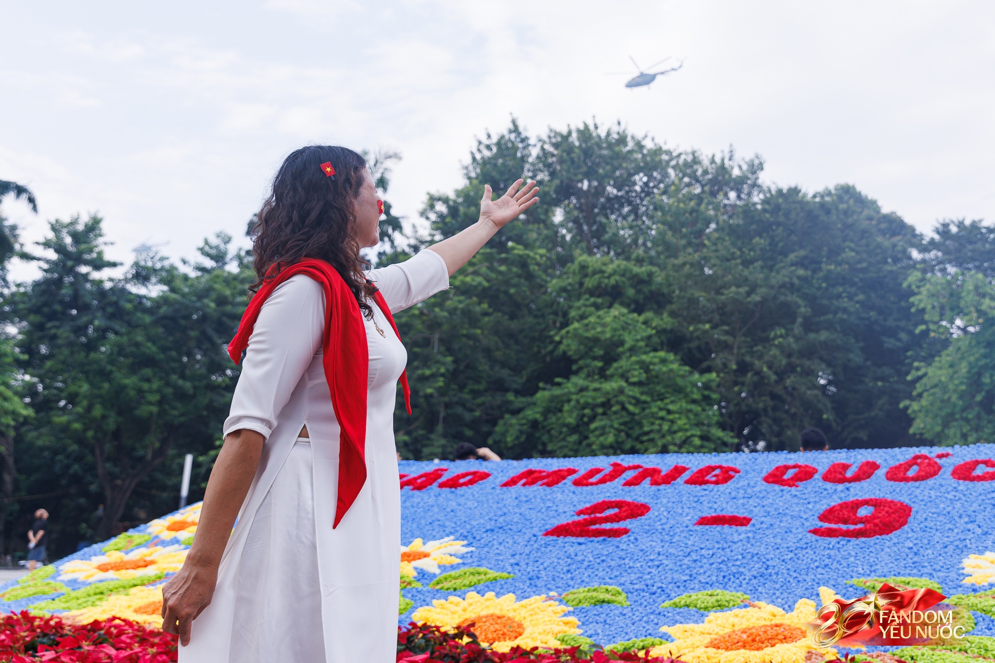 Hàng nghìn người dân hò reo khi biên đội 10 chiếc trực thăng kéo cờ Đảng, cờ Tổ quốc bay qua Quảng trường Ba Đình- Ảnh 25.