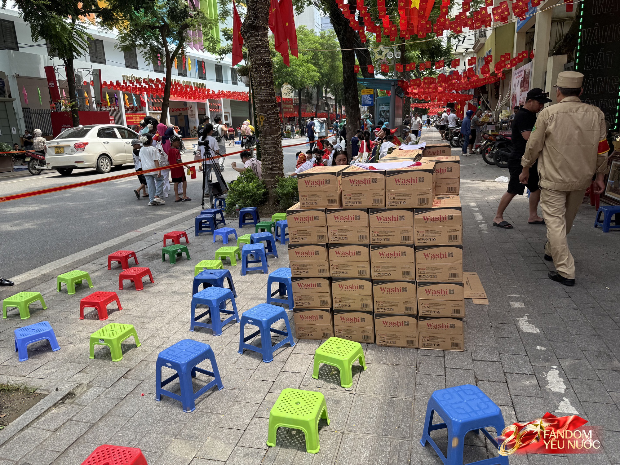 Nhiều hàng quán cho thuê ghế xem diễu binh: 20k-30k/ghế view "sát sạt" đường đi, nhiều khách đặt sẵn cả khu - Ảnh 12. Nhiều hàng quán cho thuê ghế xem diễu binh: 20k-30k/ghế view "sát sạt" đường đi, nhiều khách đặt sẵn cả khu - Ảnh 12.