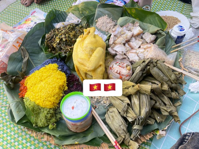 Chủ nhân mâm xôi gà xem diễu binh đang hot nhất MXH: Đi từ 3h30, mang toàn đặc sản quê nhà đến Hà Nội- Ảnh 8.