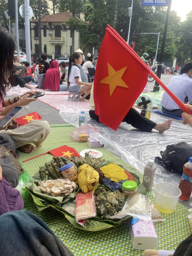 Chủ nhân mâm xôi gà xem diễu binh đang hot nhất MXH: Đi từ 3h30, mang toàn đặc sản quê nhà đến Hà Nội- Ảnh 5.
