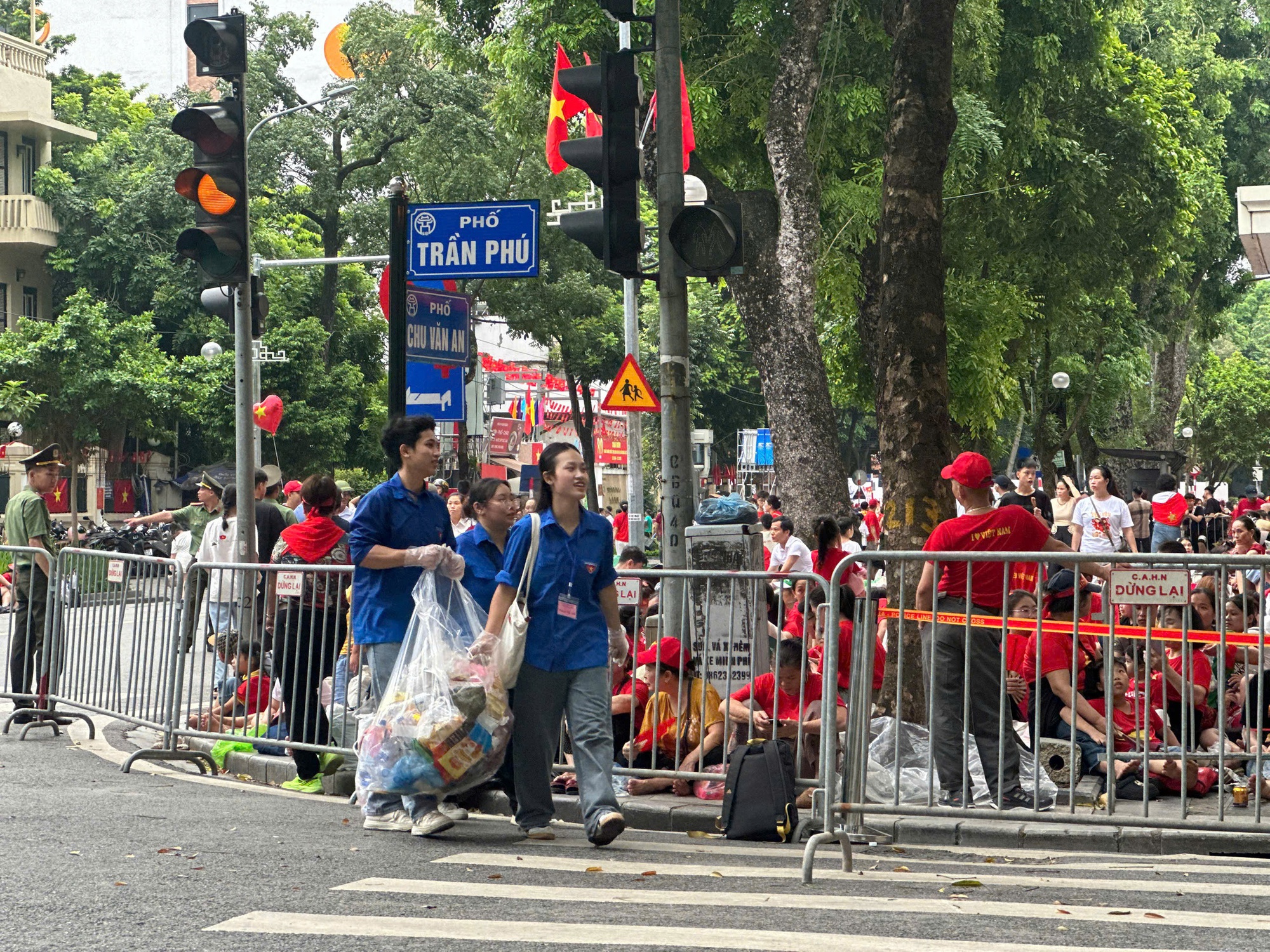 Ra quân gom rác, tình nguyện viên giữ phố sạch dịp Đại lễ - Ảnh 4.