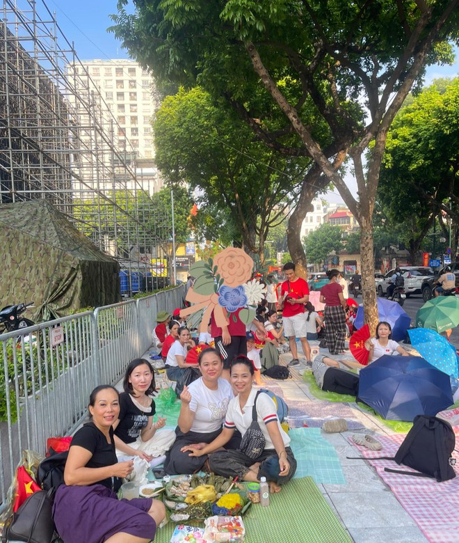 Chủ nhân mâm xôi gà xem diễu binh đang hot nhất MXH: Đi từ 3h30, mang toàn đặc sản quê nhà đến Hà Nội- Ảnh 6.