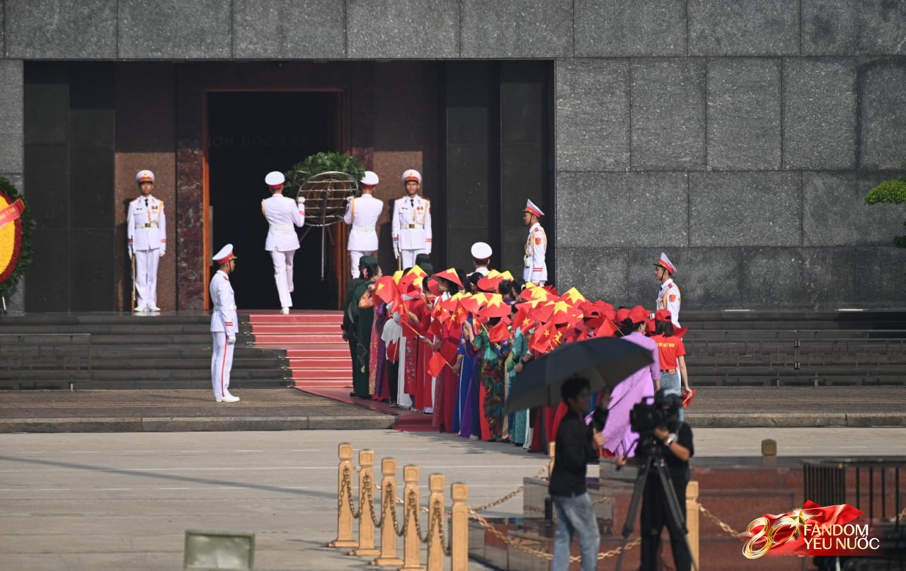 Hàng nghìn người dân hò reo khi biên đội 10 chiếc trực thăng kéo cờ Đảng, cờ Tổ quốc bay qua Quảng trường Ba Đình- Ảnh 35.