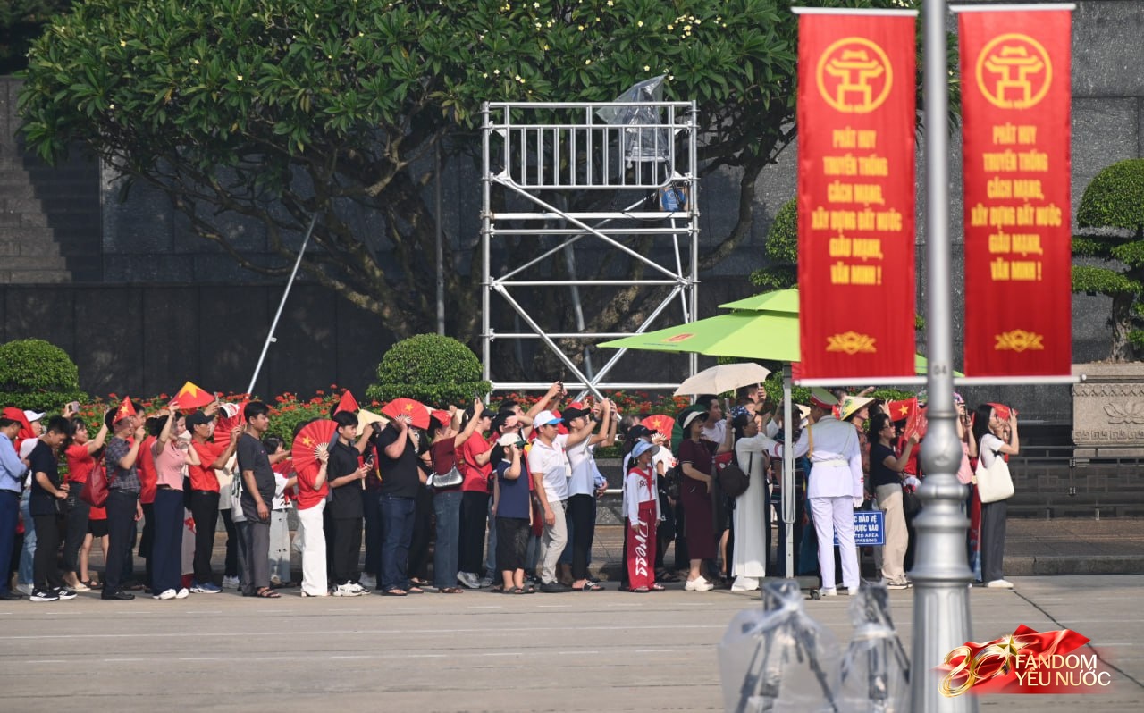 Hàng nghìn người dân hò reo khi biên đội 10 chiếc trực thăng kéo cờ Đảng, cờ Tổ quốc bay qua Quảng trường Ba Đình- Ảnh 34.