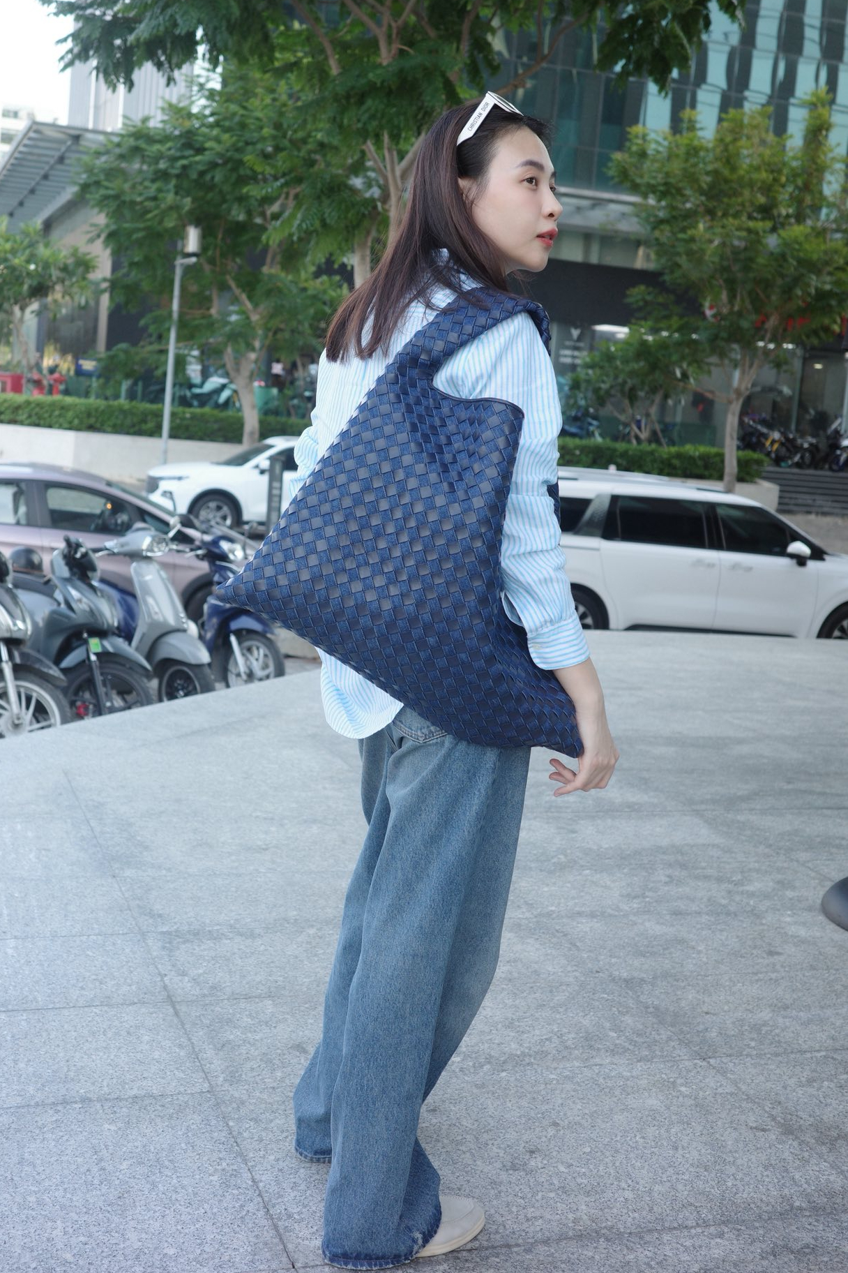 Cả nhà Cường Đô La chuộng áo của giới thượng lưu: Logo bé xíu mà mặc lên sang cỡ này- Ảnh 6. Cả nhà Cường Đô La chuộng áo của giới thượng lưu: Logo bé xíu mà mặc lên sang cỡ này- Ảnh 6.