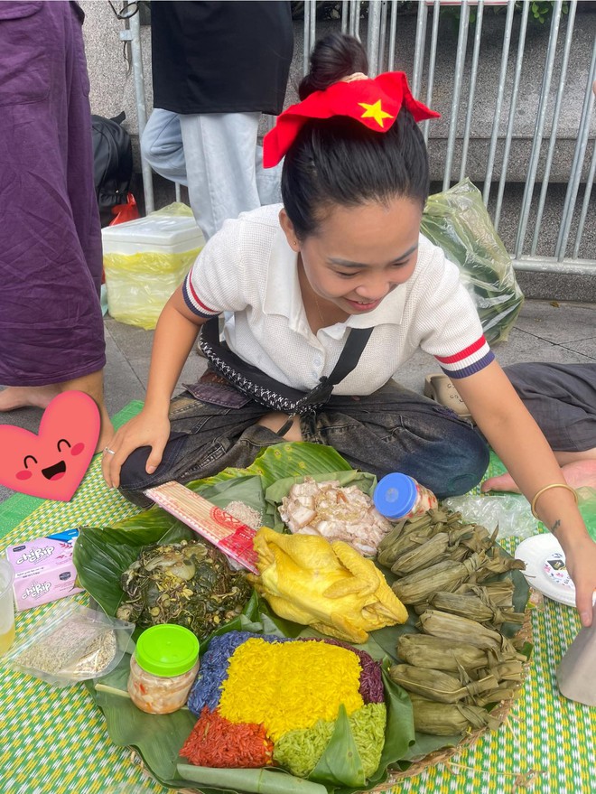 Chủ nhân mâm xôi gà xem diễu binh đang hot nhất MXH: Đi từ 3h30, mang toàn đặc sản quê nhà đến Hà Nội- Ảnh 7.