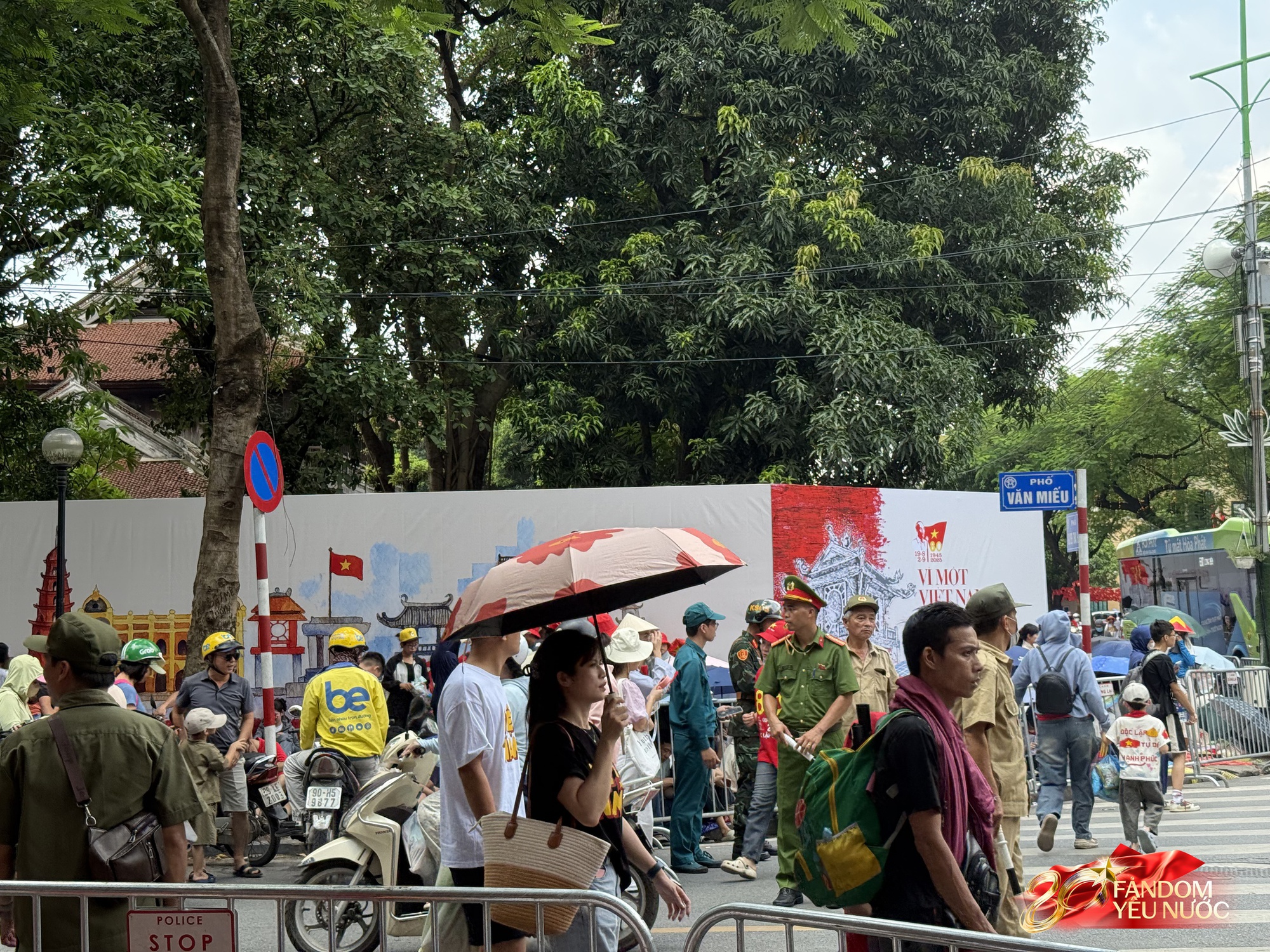 Xuất hiện "bức tường" 2m tại Văn Miếu-Quốc Tử Giám đúng vị trí đoàn diễu binh đi qua, lý do khiến dân tình gật gù - Ảnh 8. Xuất hiện "bức tường" 2m tại Văn Miếu-Quốc Tử Giám đúng vị trí đoàn diễu binh đi qua, lý do khiến dân tình gật gù - Ảnh 8.