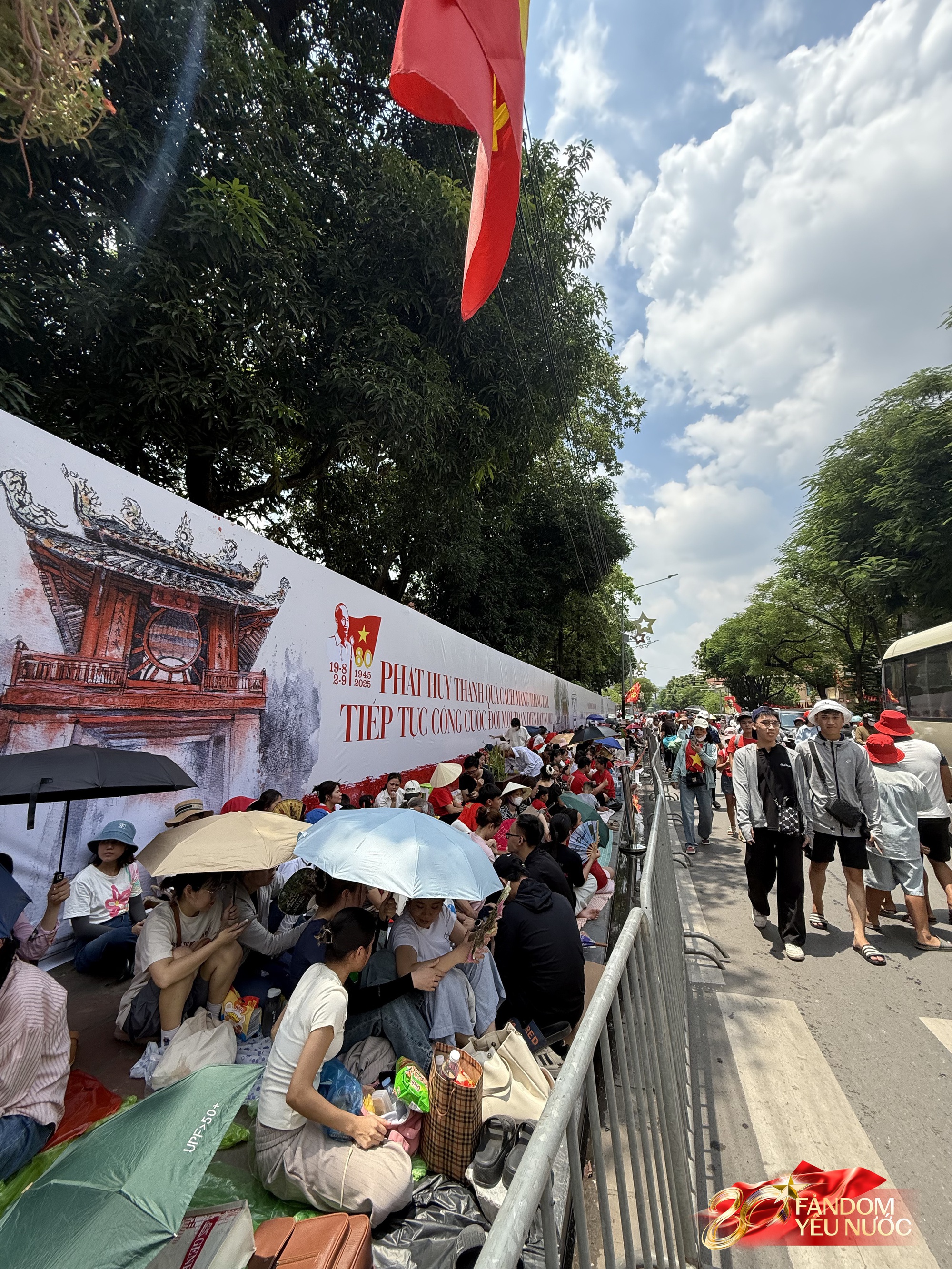 Xuất hiện "bức tường" 2m tại Văn Miếu-Quốc Tử Giám đúng vị trí đoàn diễu binh đi qua, lý do khiến dân tình gật gù - Ảnh 6. Xuất hiện "bức tường" 2m tại Văn Miếu-Quốc Tử Giám đúng vị trí đoàn diễu binh đi qua, lý do khiến dân tình gật gù - Ảnh 6.