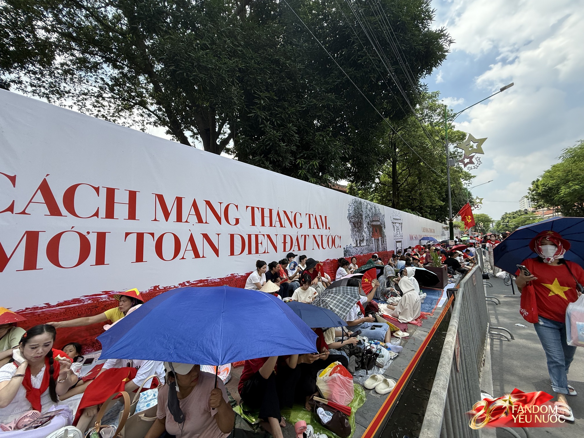 Xuất hiện "bức tường" 2m tại Văn Miếu-Quốc Tử Giám đúng vị trí đoàn diễu binh đi qua, lý do khiến dân tình gật gù - Ảnh 4. Xuất hiện "bức tường" 2m tại Văn Miếu-Quốc Tử Giám đúng vị trí đoàn diễu binh đi qua, lý do khiến dân tình gật gù - Ảnh 4.