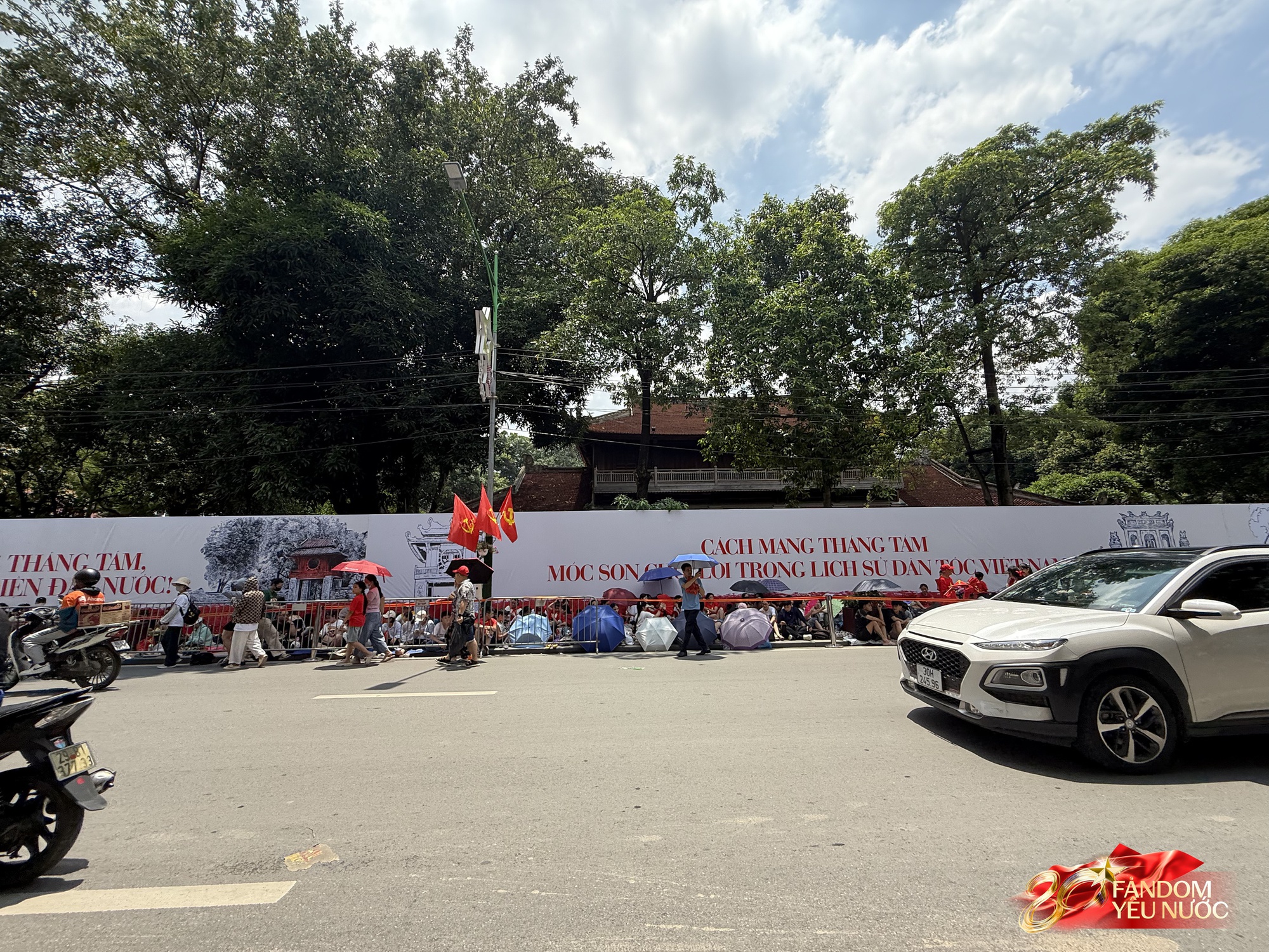 Xuất hiện "bức tường" 2m tại Văn Miếu-Quốc Tử Giám đúng vị trí đoàn diễu binh đi qua, lý do khiến dân tình gật gù - Ảnh 3. Xuất hiện "bức tường" 2m tại Văn Miếu-Quốc Tử Giám đúng vị trí đoàn diễu binh đi qua, lý do khiến dân tình gật gù - Ảnh 3.