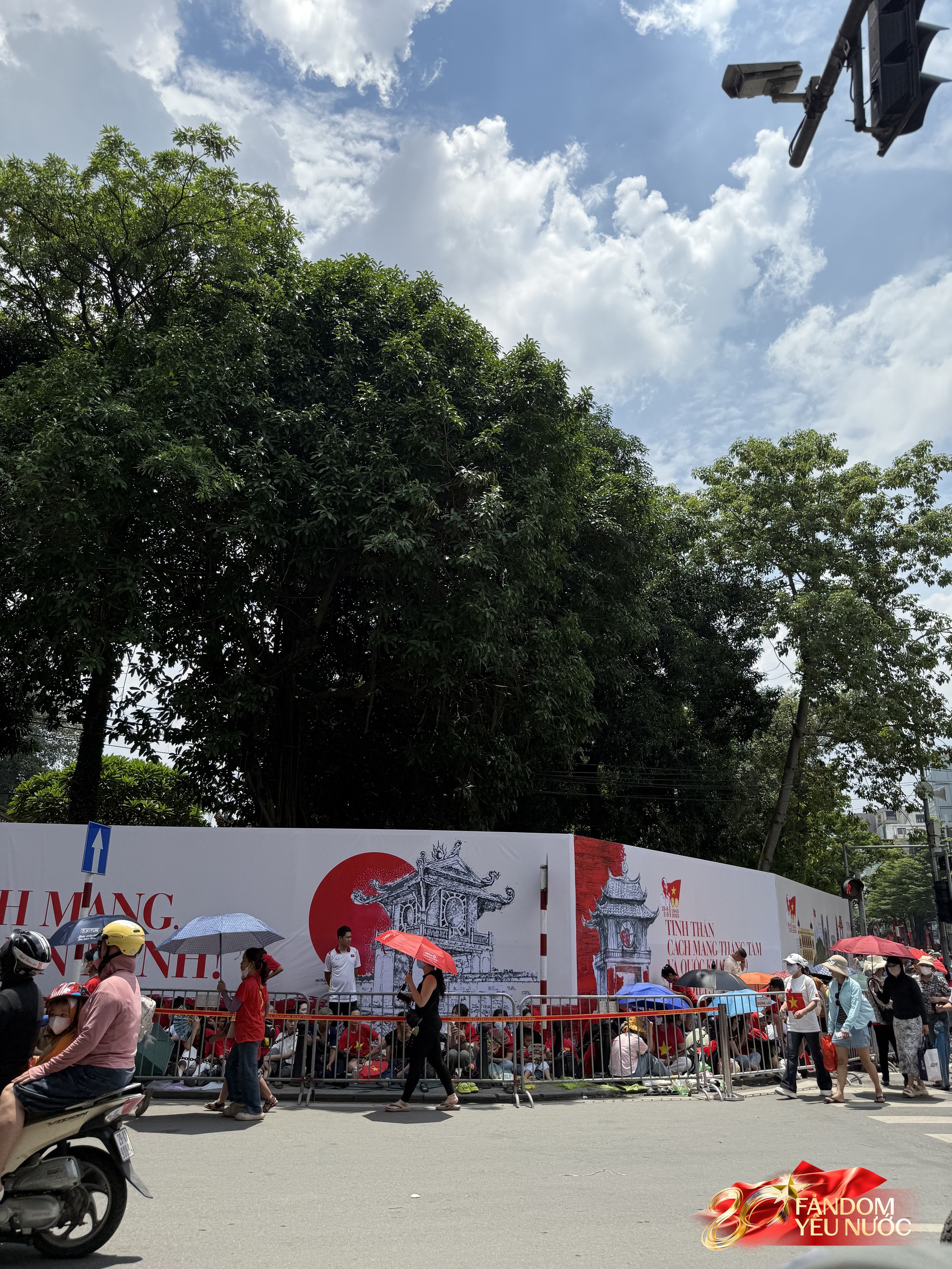 Xuất hiện "bức tường" 2m tại Văn Miếu-Quốc Tử Giám đúng vị trí đoàn diễu binh đi qua, lý do khiến dân tình gật gù - Ảnh 5. Xuất hiện "bức tường" 2m tại Văn Miếu-Quốc Tử Giám đúng vị trí đoàn diễu binh đi qua, lý do khiến dân tình gật gù - Ảnh 5.