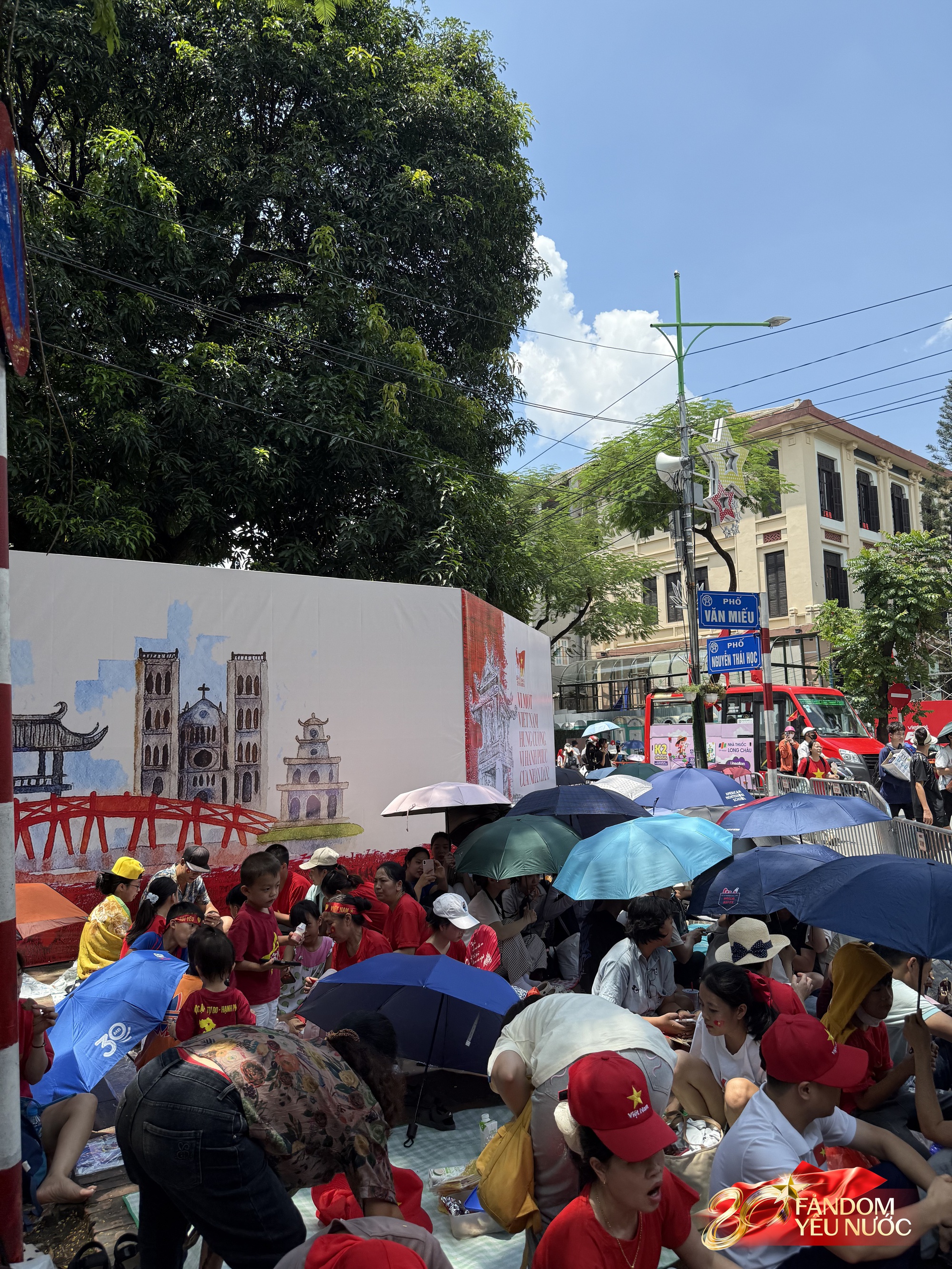 Xuất hiện "bức tường" 2m tại Văn Miếu-Quốc Tử Giám đúng vị trí đoàn diễu binh đi qua, lý do khiến dân tình gật gù - Ảnh 7. Xuất hiện "bức tường" 2m tại Văn Miếu-Quốc Tử Giám đúng vị trí đoàn diễu binh đi qua, lý do khiến dân tình gật gù - Ảnh 7.