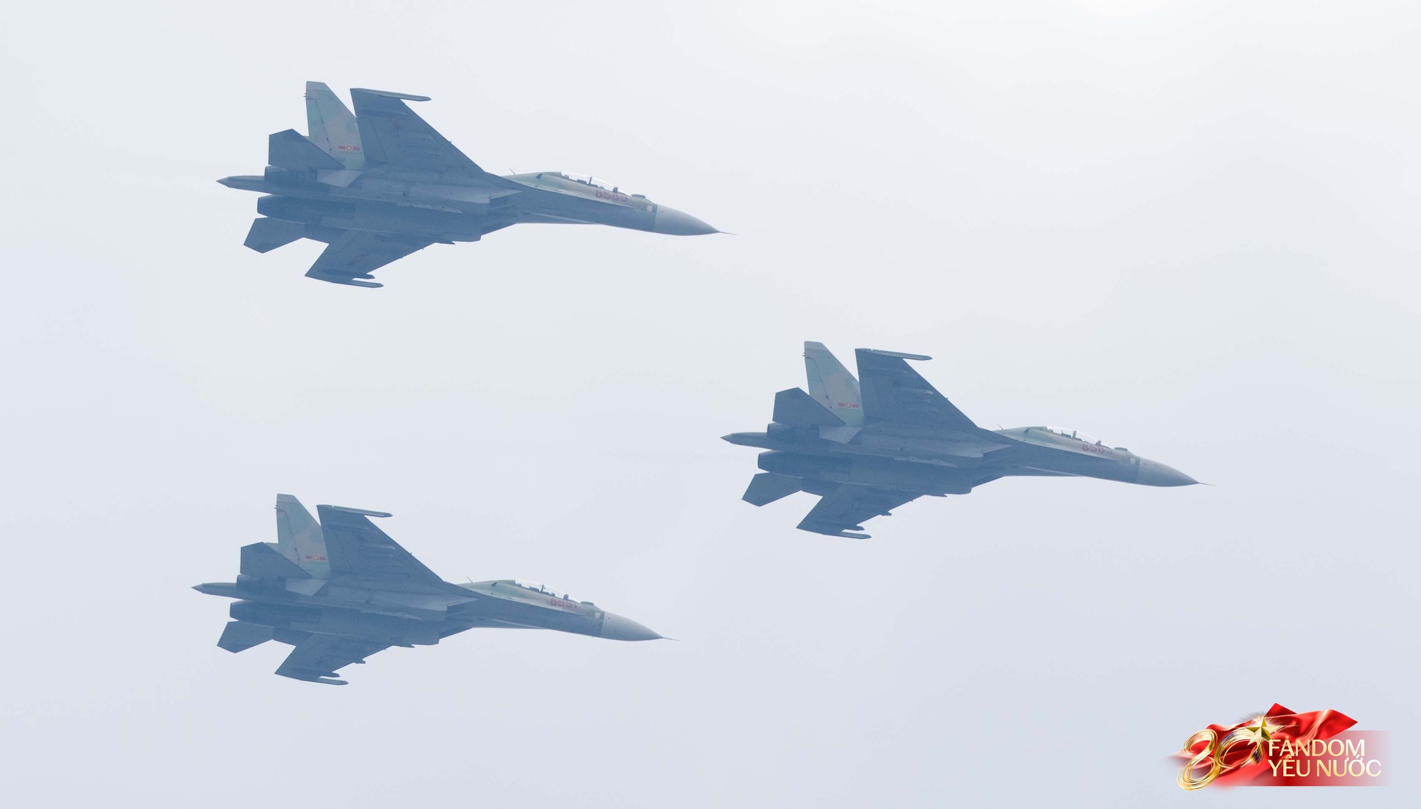 Hàng nghìn người dân hò reo khi biên đội 10 chiếc trực thăng kéo cờ Đảng, cờ Tổ quốc bay qua Quảng trường Ba Đình- Ảnh 18.