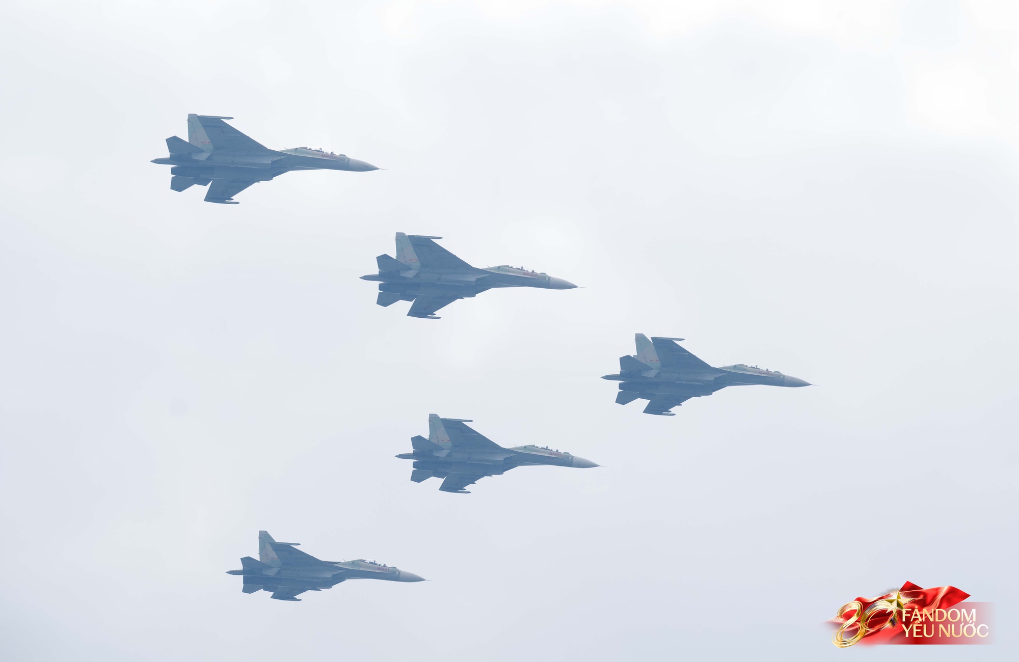 Hàng nghìn người dân hò reo khi biên đội 10 chiếc trực thăng kéo cờ Đảng, cờ Tổ quốc bay qua Quảng trường Ba Đình- Ảnh 17.