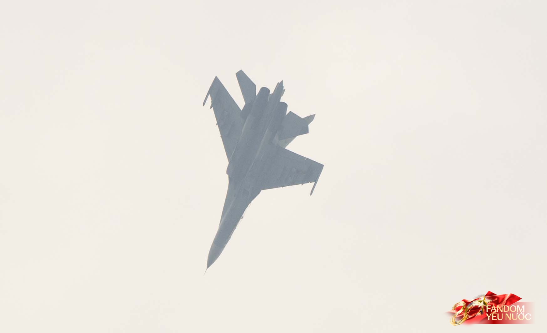 Hàng nghìn người dân hò reo khi biên đội 10 chiếc trực thăng kéo cờ Đảng, cờ Tổ quốc bay qua Quảng trường Ba Đình- Ảnh 20.