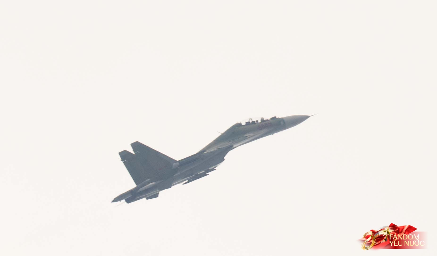 Hàng nghìn người dân hò reo khi biên đội 10 chiếc trực thăng kéo cờ Đảng, cờ Tổ quốc bay qua Quảng trường Ba Đình- Ảnh 19.