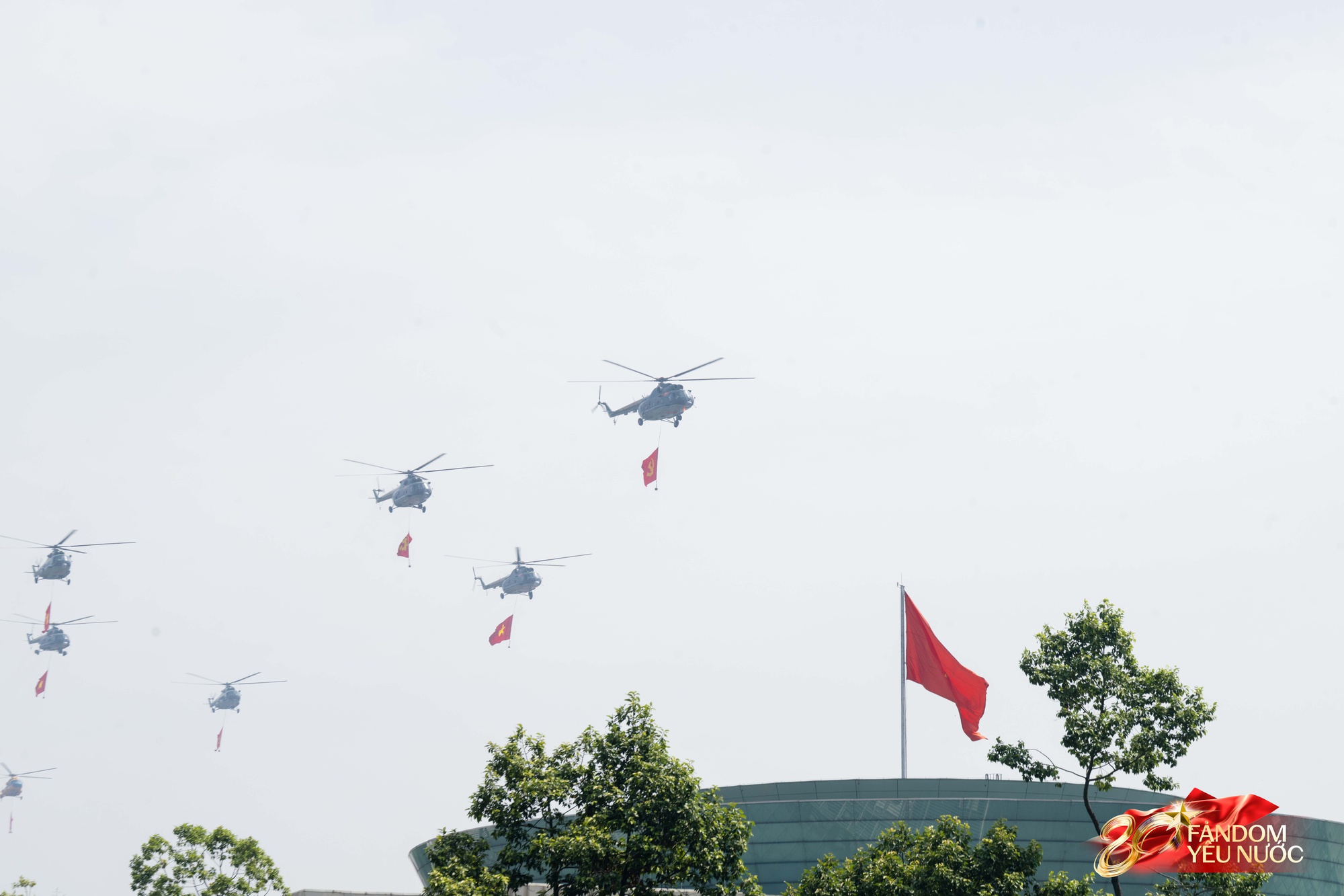 Hàng nghìn người dân hò reo khi biên đội 10 chiếc trực thăng kéo cờ Đảng, cờ Tổ quốc bay qua Quảng trường Ba Đình- Ảnh 3.