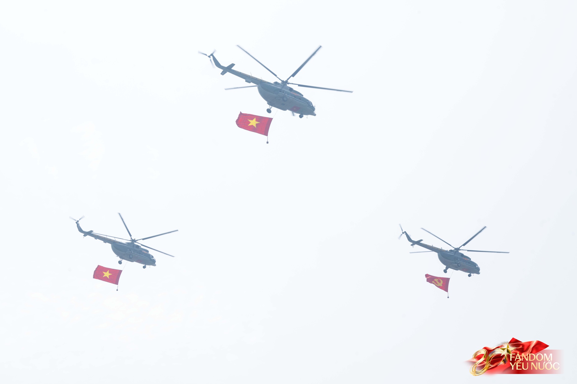 Hàng nghìn người dân hò reo khi biên đội 10 chiếc trực thăng kéo cờ Đảng, cờ Tổ quốc bay qua Quảng trường Ba Đình- Ảnh 4.