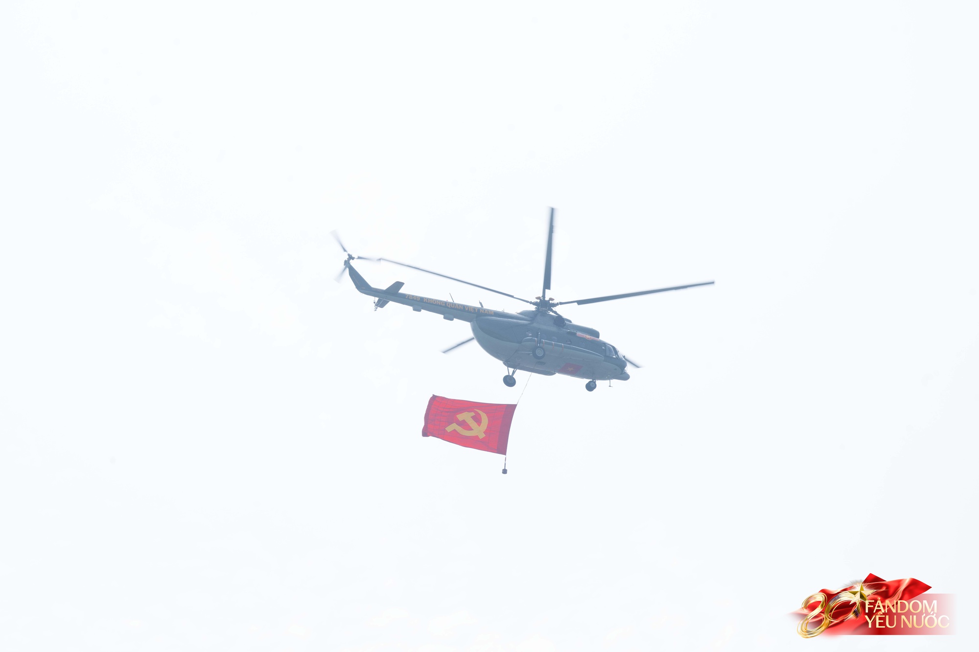 Hàng nghìn người dân hò reo khi biên đội 10 chiếc trực thăng kéo cờ Đảng, cờ Tổ quốc bay qua Quảng trường Ba Đình- Ảnh 6.