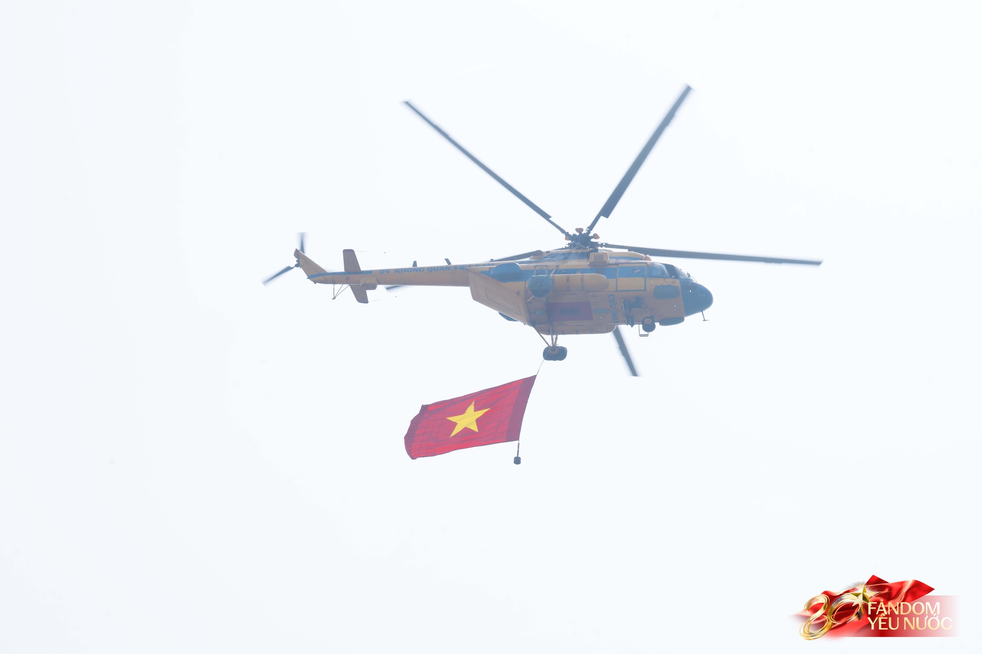 Hàng nghìn người dân hò reo khi biên đội 10 chiếc trực thăng kéo cờ Đảng, cờ Tổ quốc bay qua Quảng trường Ba Đình- Ảnh 5.