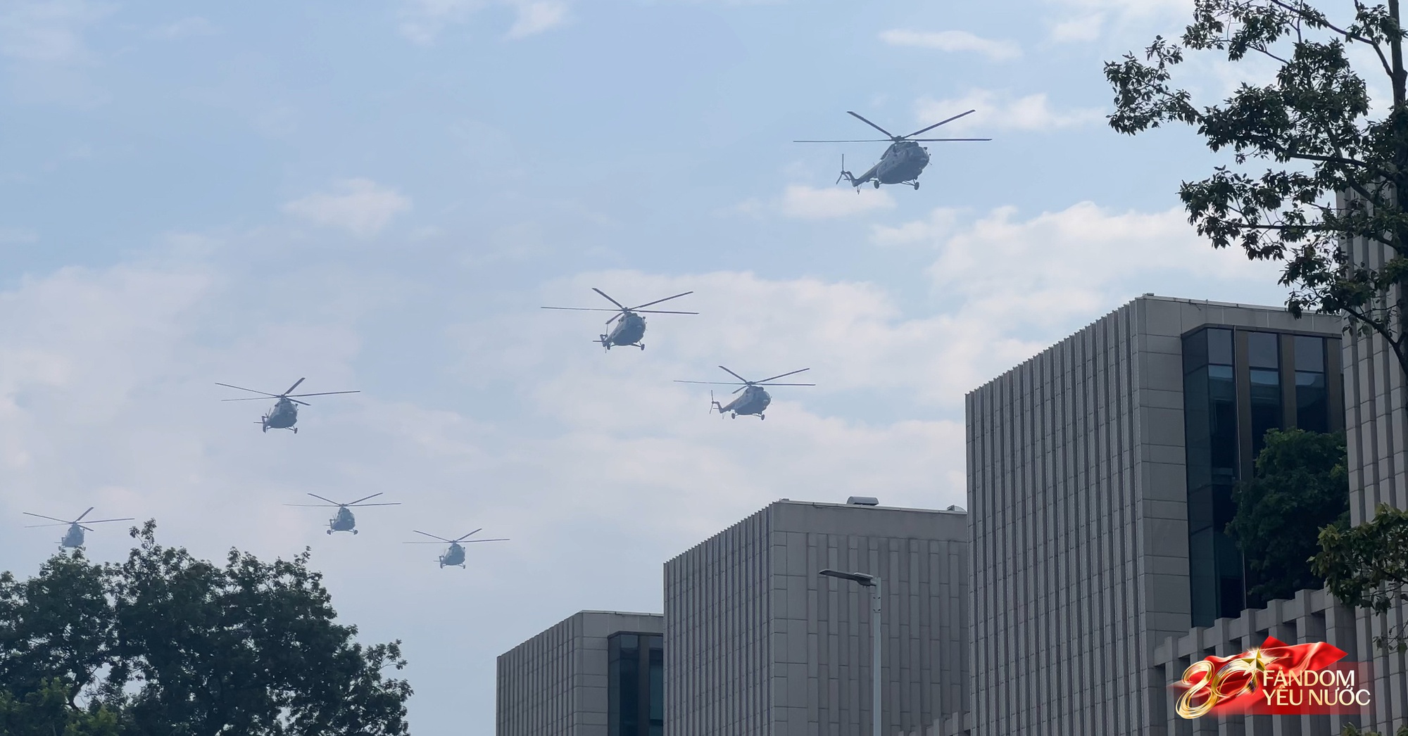 Hàng nghìn người dân hò reo khi biên đội 10 chiếc trực thăng kéo cờ Đảng, cờ Tổ quốc bay qua Quảng trường Ba Đình- Ảnh 28.