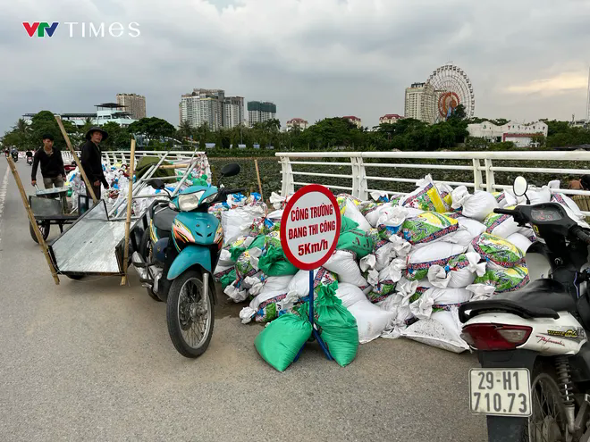 Công nhân gấp rút cải tạo hồ Sen, chuẩn bị “hồi sinh” dòng chảy về hồ Tây- Ảnh 5. Công nhân gấp rút cải tạo hồ Sen, chuẩn bị “hồi sinh” dòng chảy về hồ Tây- Ảnh 5.