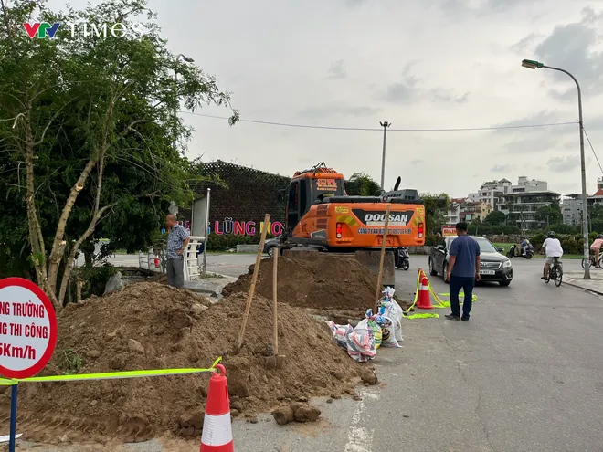 Công nhân gấp rút cải tạo hồ Sen, chuẩn bị “hồi sinh” dòng chảy về hồ Tây- Ảnh 6. Công nhân gấp rút cải tạo hồ Sen, chuẩn bị “hồi sinh” dòng chảy về hồ Tây- Ảnh 6.