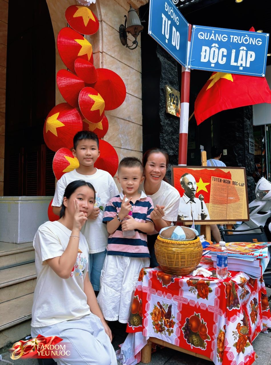 Quý tử nhà Duy Mạnh hot nhất phố Nguyễn Thái Học, được người dân đi xem tổng hợp luyện A80 thi nhau xin chụp ảnh- Ảnh 8. Quý tử nhà Duy Mạnh hot nhất phố Nguyễn Thái Học, được người dân đi xem tổng hợp luyện A80 thi nhau xin chụp ảnh- Ảnh 8.