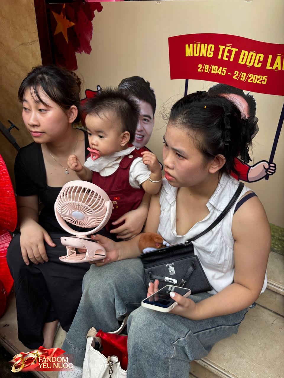 Quý tử nhà Duy Mạnh hot nhất phố Nguyễn Thái Học, được người dân đi xem tổng hợp luyện A80 thi nhau xin chụp ảnh- Ảnh 11. Quý tử nhà Duy Mạnh hot nhất phố Nguyễn Thái Học, được người dân đi xem tổng hợp luyện A80 thi nhau xin chụp ảnh- Ảnh 11.