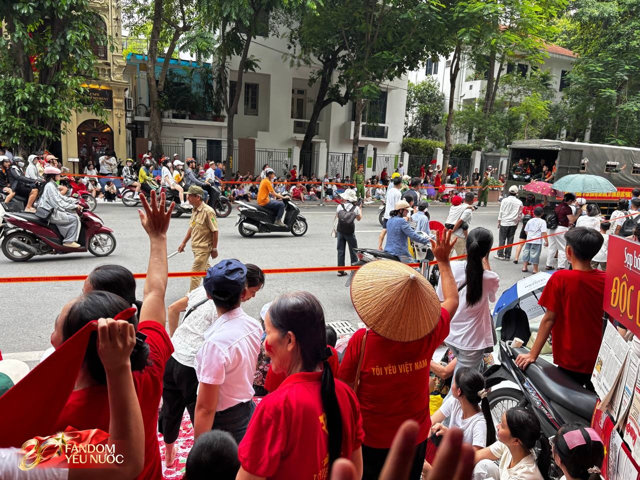 Quý tử nhà Duy Mạnh hot nhất phố Nguyễn Thái Học, được người dân đi xem tổng hợp luyện A80 thi nhau xin chụp ảnh- Ảnh 9. Quý tử nhà Duy Mạnh hot nhất phố Nguyễn Thái Học, được người dân đi xem tổng hợp luyện A80 thi nhau xin chụp ảnh- Ảnh 9.