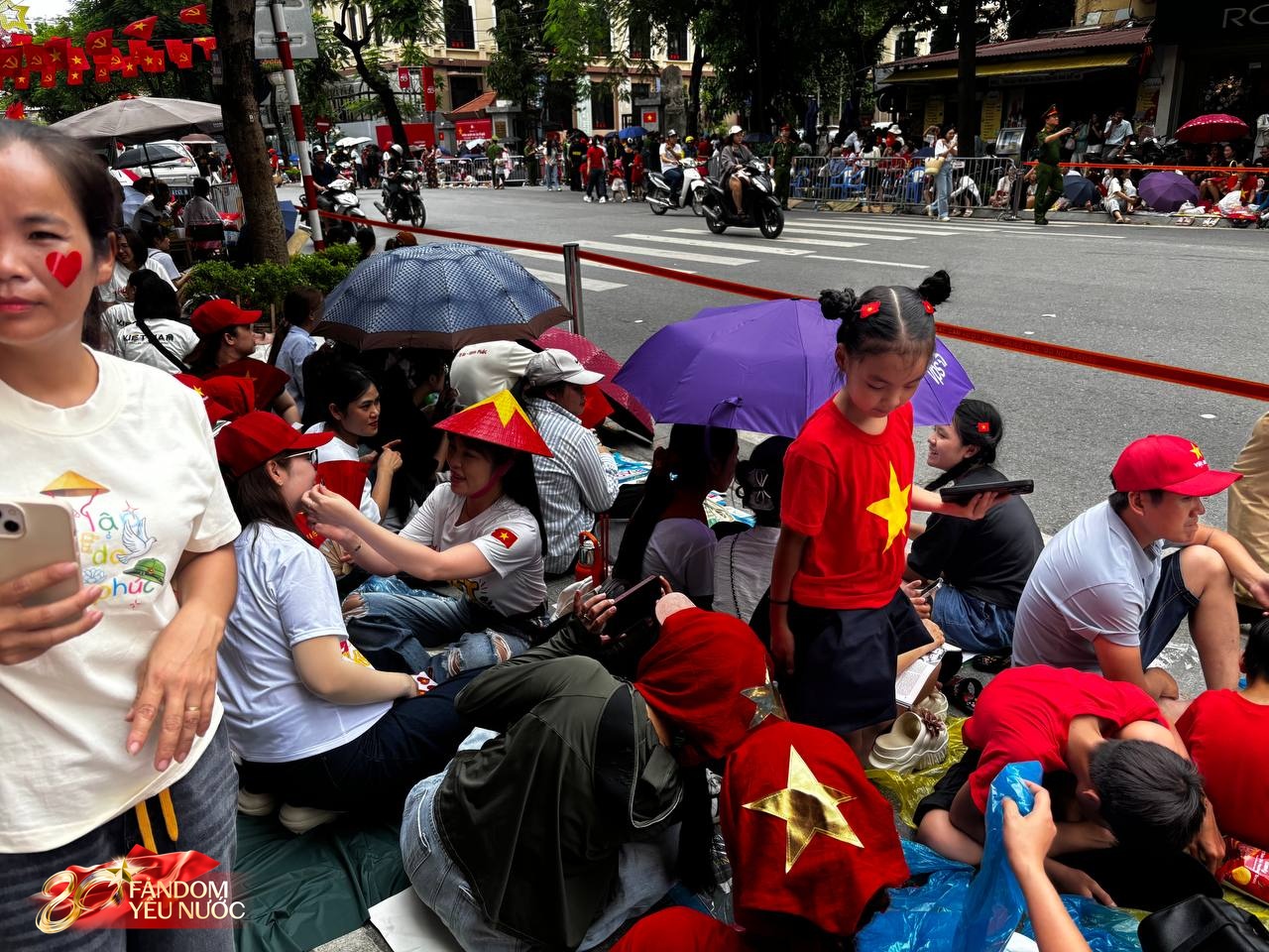 Quý tử nhà Duy Mạnh hot nhất phố Nguyễn Thái Học, được người dân đi xem tổng hợp luyện A80 thi nhau xin chụp ảnh- Ảnh 10. Quý tử nhà Duy Mạnh hot nhất phố Nguyễn Thái Học, được người dân đi xem tổng hợp luyện A80 thi nhau xin chụp ảnh- Ảnh 10.