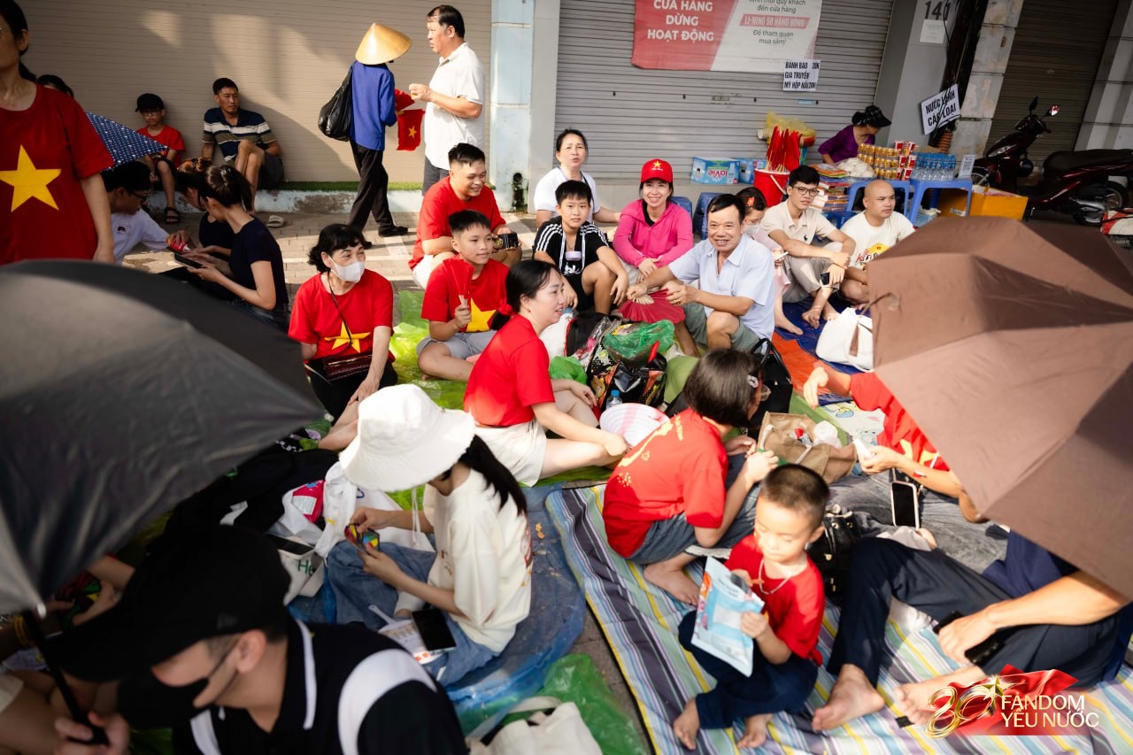 Hàng nghìn người dân hò reo khi biên đội 10 chiếc trực thăng kéo cờ Đảng, cờ Tổ quốc bay qua Quảng trường Ba Đình- Ảnh 14.