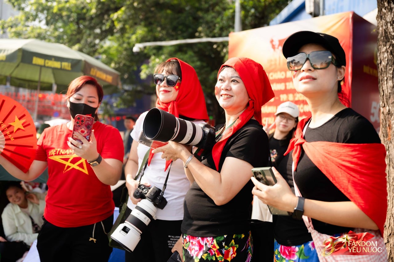 Hàng nghìn người dân hò reo khi biên đội 10 chiếc trực thăng kéo cờ Đảng, cờ Tổ quốc bay qua Quảng trường Ba Đình- Ảnh 13.