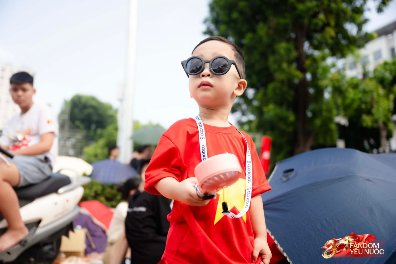 Hàng nghìn người dân hò reo khi biên đội 10 chiếc trực thăng kéo cờ Đảng, cờ Tổ quốc bay qua Quảng trường Ba Đình- Ảnh 12.