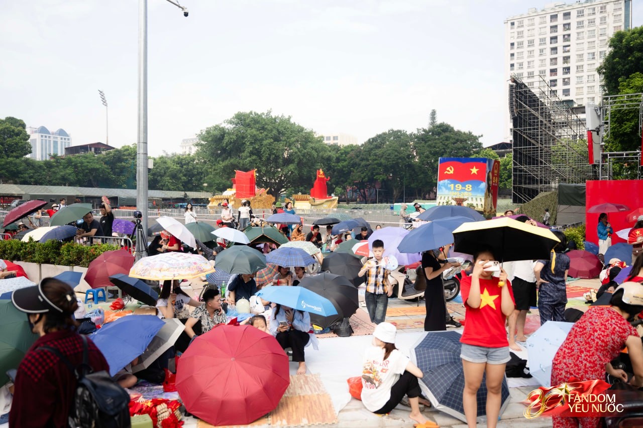 Hàng nghìn người dân hò reo khi biên đội 10 chiếc trực thăng kéo cờ Đảng, cờ Tổ quốc bay qua Quảng trường Ba Đình- Ảnh 11.