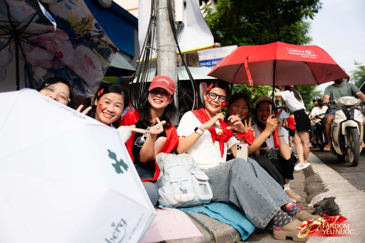 Hàng nghìn người dân hò reo khi biên đội 10 chiếc trực thăng kéo cờ Đảng, cờ Tổ quốc bay qua Quảng trường Ba Đình- Ảnh 10.