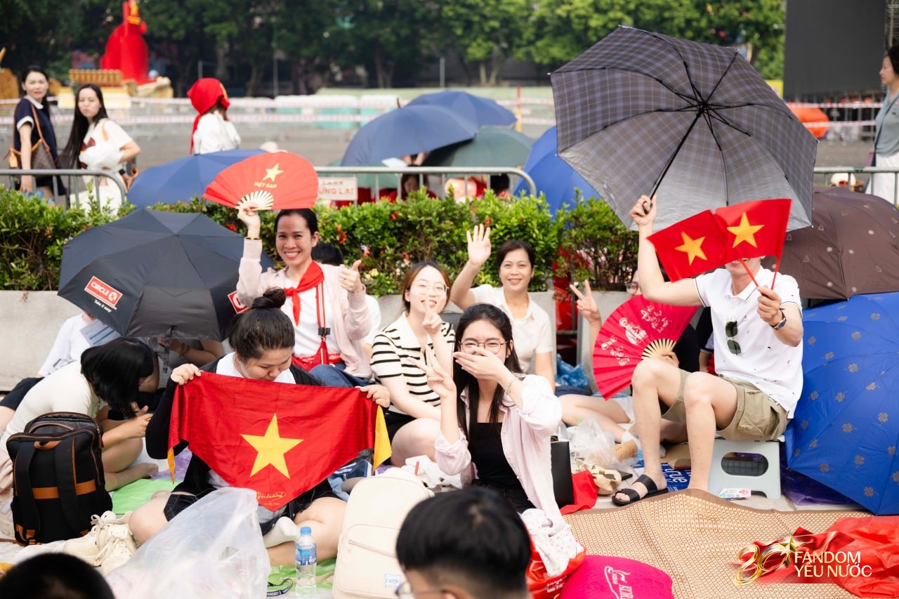 Hàng nghìn người dân hò reo khi biên đội 10 chiếc trực thăng kéo cờ Đảng, cờ Tổ quốc bay qua Quảng trường Ba Đình- Ảnh 9.