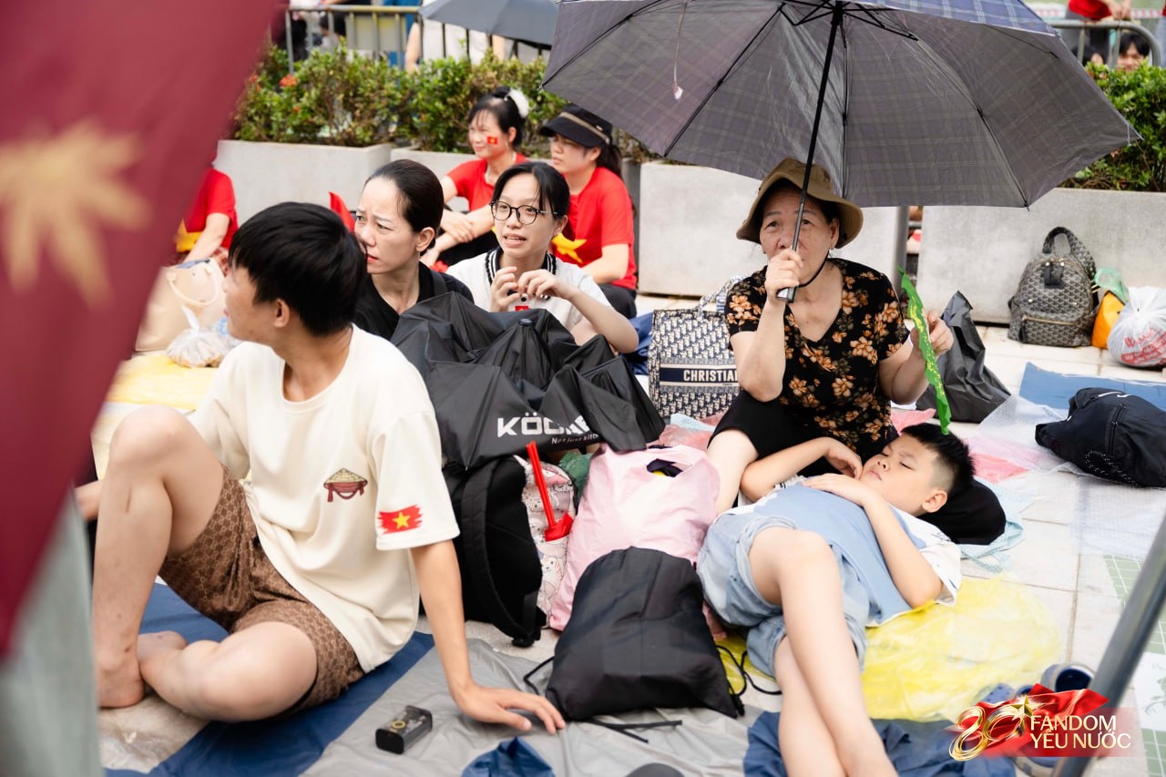 Hàng nghìn người dân hò reo khi biên đội 10 chiếc trực thăng kéo cờ Đảng, cờ Tổ quốc bay qua Quảng trường Ba Đình- Ảnh 8.