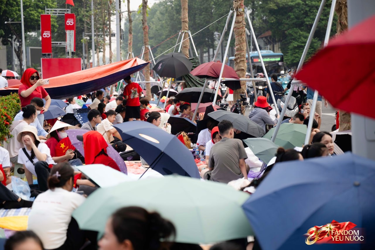 Hàng nghìn người dân hò reo khi biên đội 10 chiếc trực thăng kéo cờ Đảng, cờ Tổ quốc bay qua Quảng trường Ba Đình- Ảnh 7.