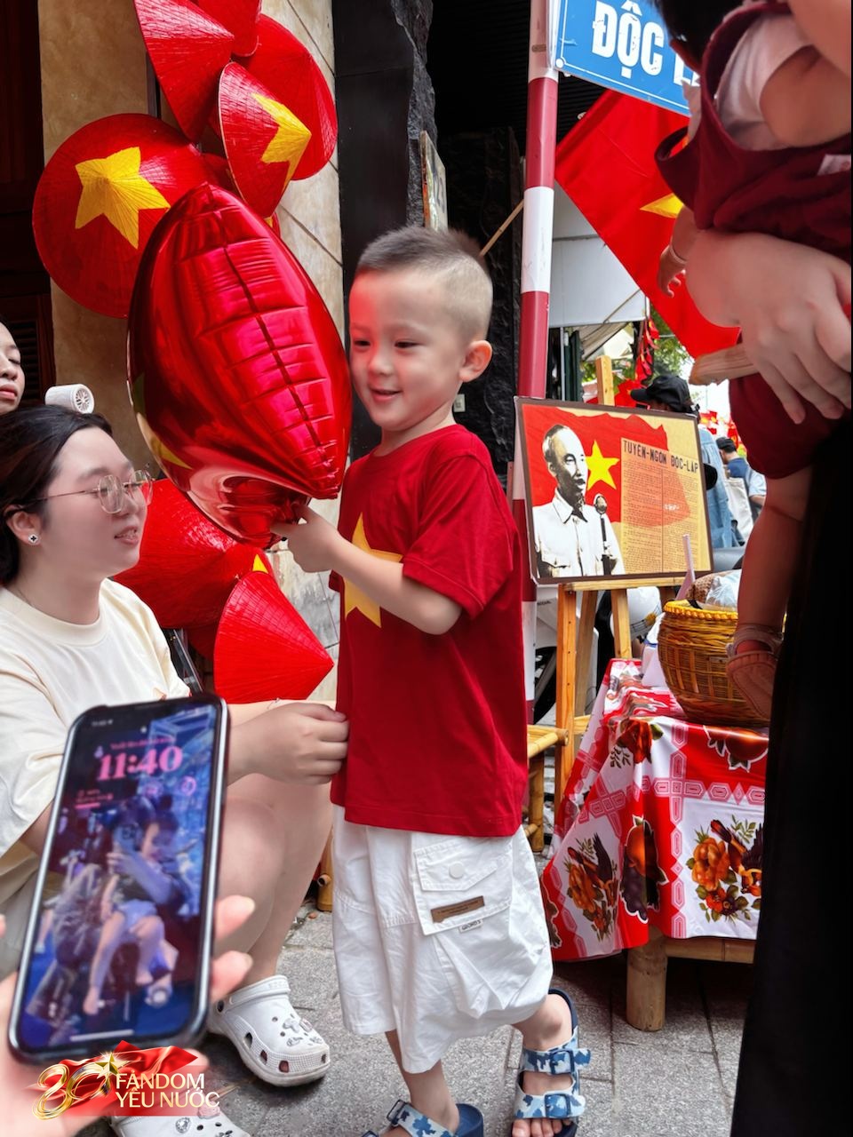 Quý tử nhà Duy Mạnh hot nhất phố Nguyễn Thái Học, được người dân đi xem tổng hợp luyện A80 thi nhau xin chụp ảnh- Ảnh 4. Quý tử nhà Duy Mạnh hot nhất phố Nguyễn Thái Học, được người dân đi xem tổng hợp luyện A80 thi nhau xin chụp ảnh- Ảnh 4.