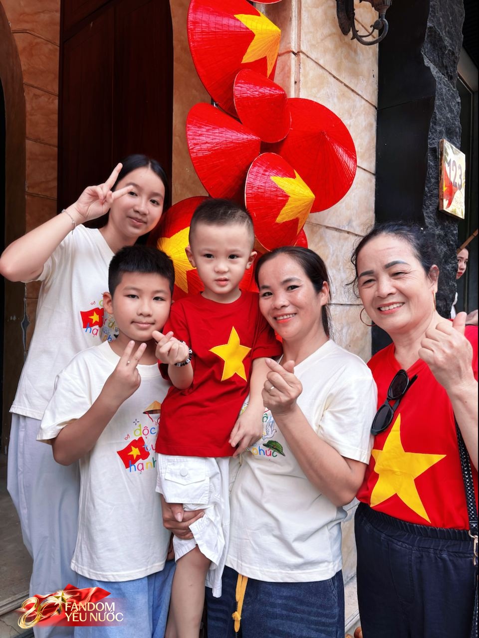 Quý tử nhà Duy Mạnh hot nhất phố Nguyễn Thái Học, được người dân đi xem tổng hợp luyện A80 thi nhau xin chụp ảnh- Ảnh 6. Quý tử nhà Duy Mạnh hot nhất phố Nguyễn Thái Học, được người dân đi xem tổng hợp luyện A80 thi nhau xin chụp ảnh- Ảnh 6.